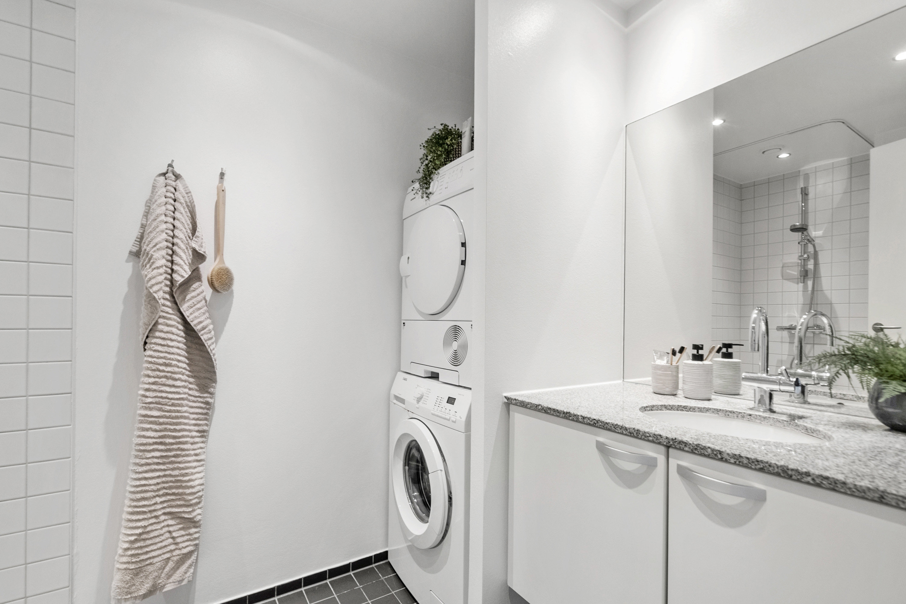 Fremhævet badeværelse billede i fuldskærmstilstand. Billede af Gustav Holms Vej 40, Risvangen, 8200 Aarhus N