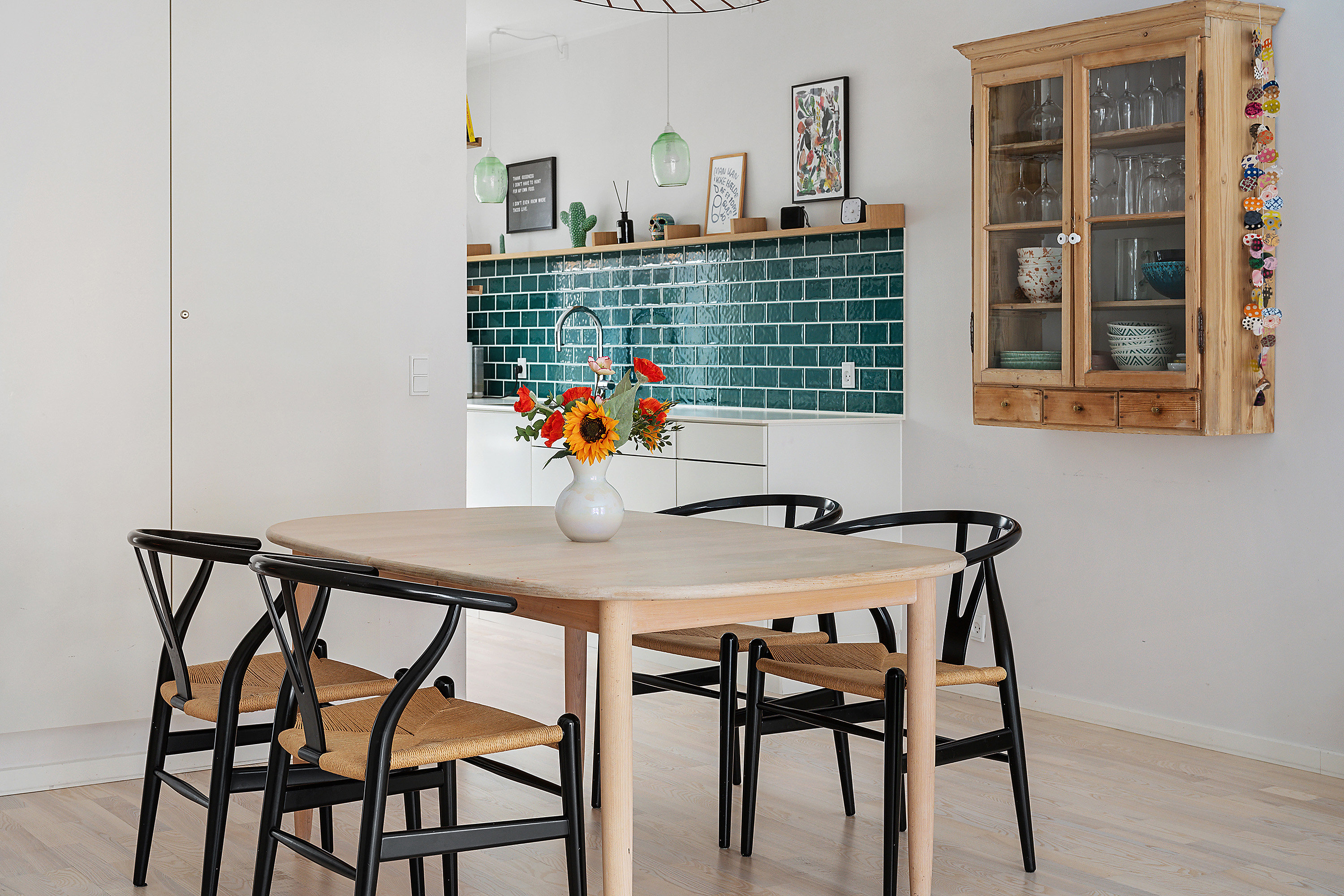 Fremhævet spisestue billede i fuldskærmstilstand. Billede af Ralphs Vænge 19, 2950 Vedbæk