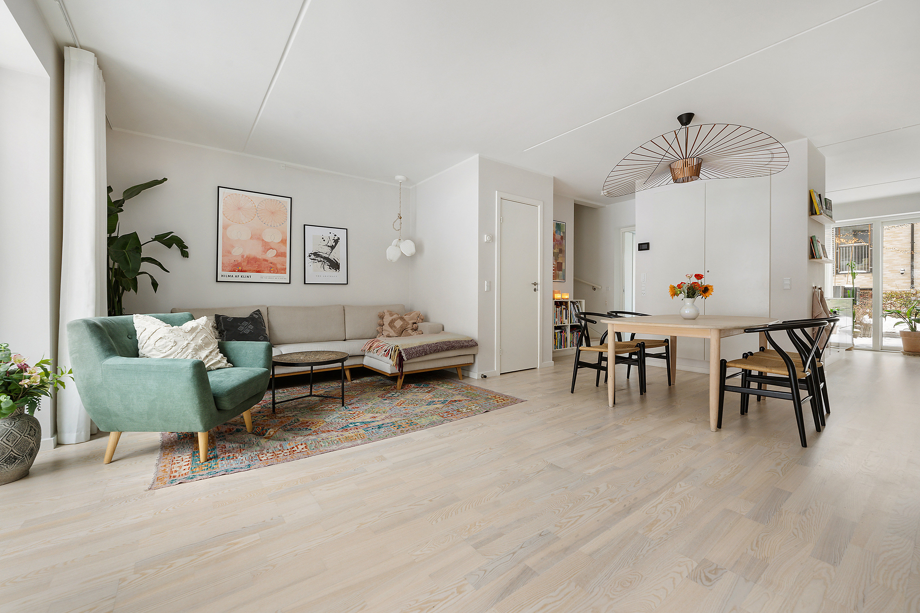 Fremhævet stue billede i fuldskærmstilstand. Billede af Ralphs Vænge 19, 2950 Vedbæk