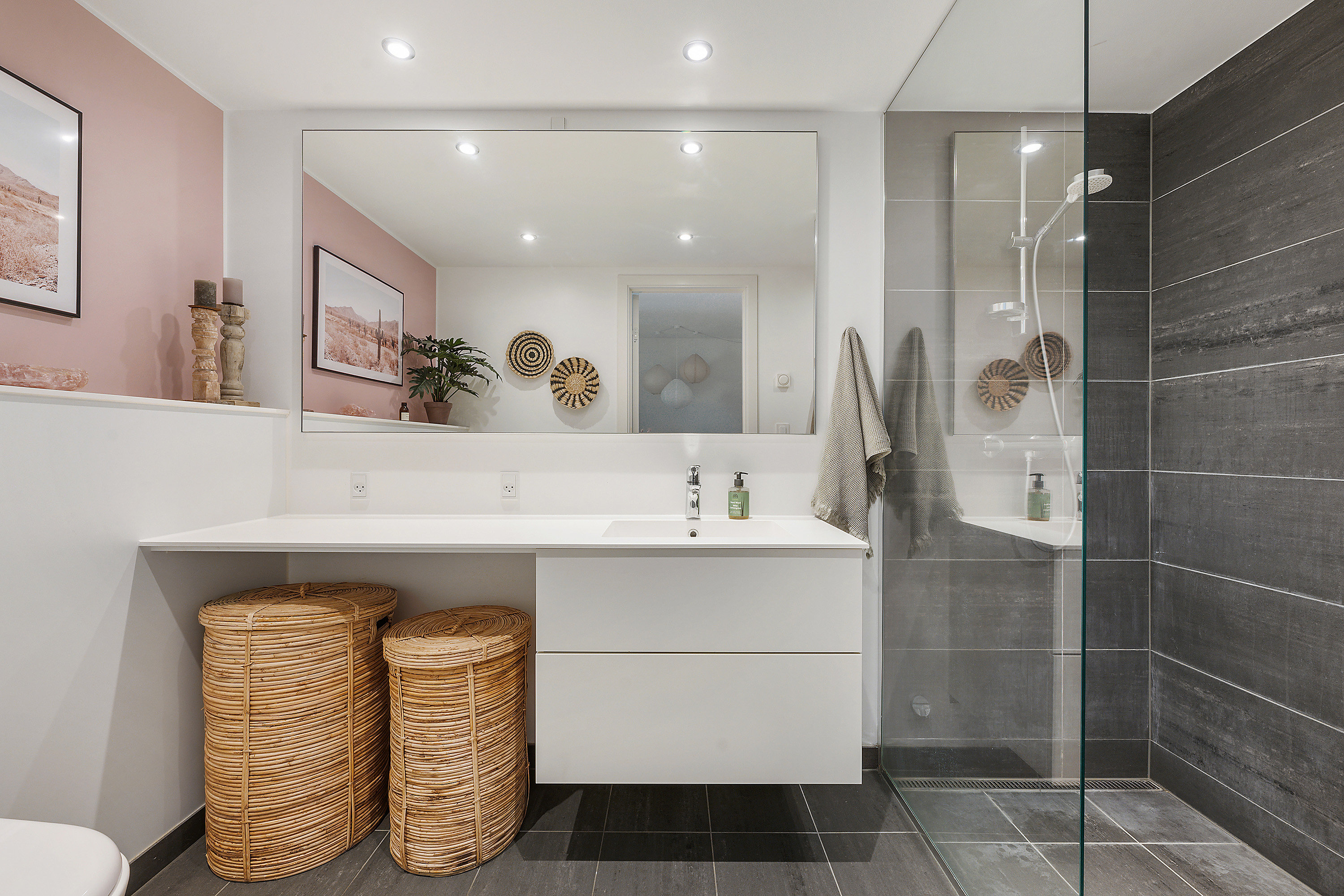 Fremhævet badeværelse billede i fuldskærmstilstand. Billede af Ralphs Vænge 19, 2950 Vedbæk