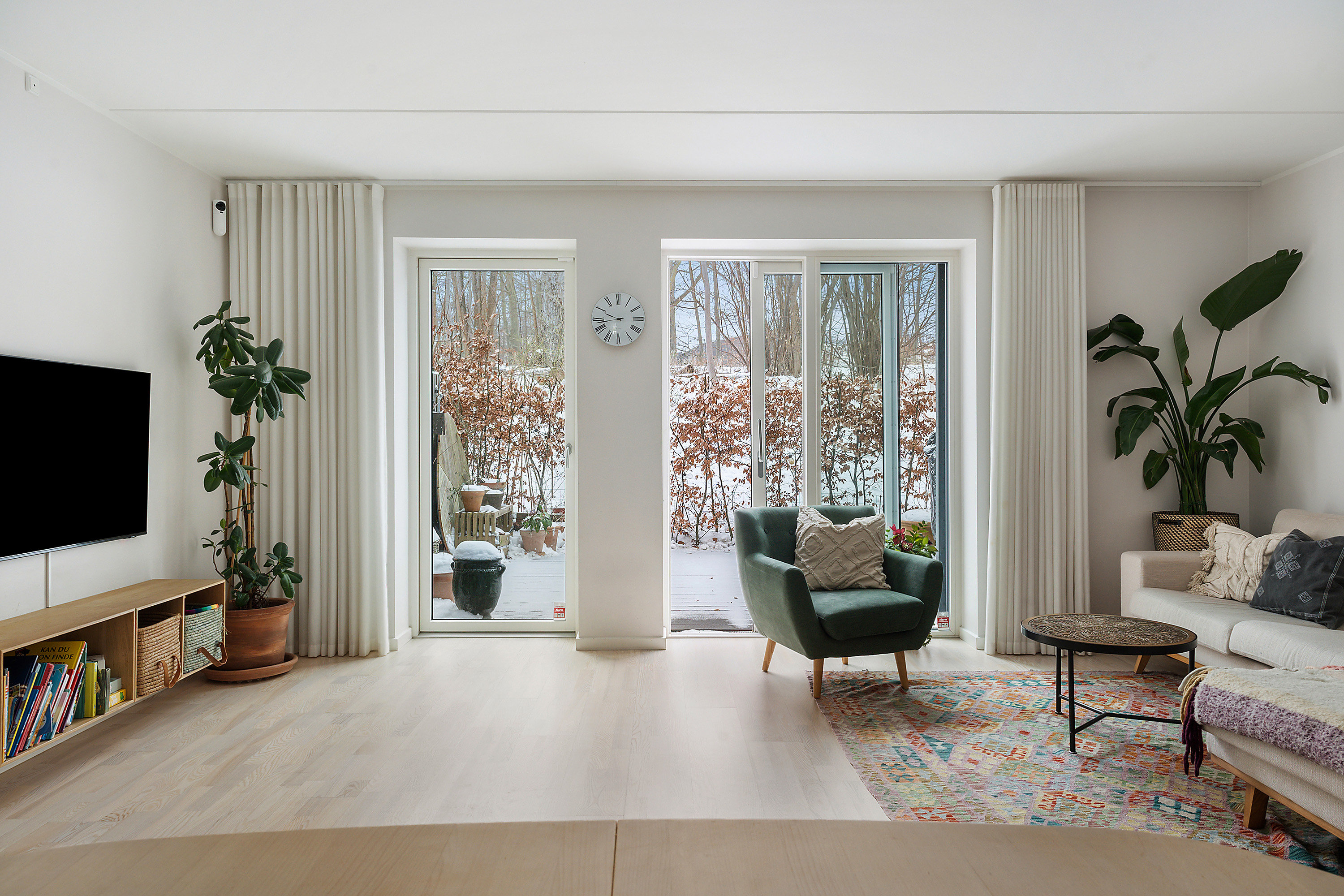 Fremhævet stue billede i fuldskærmstilstand. Billede af Ralphs Vænge 19, 2950 Vedbæk