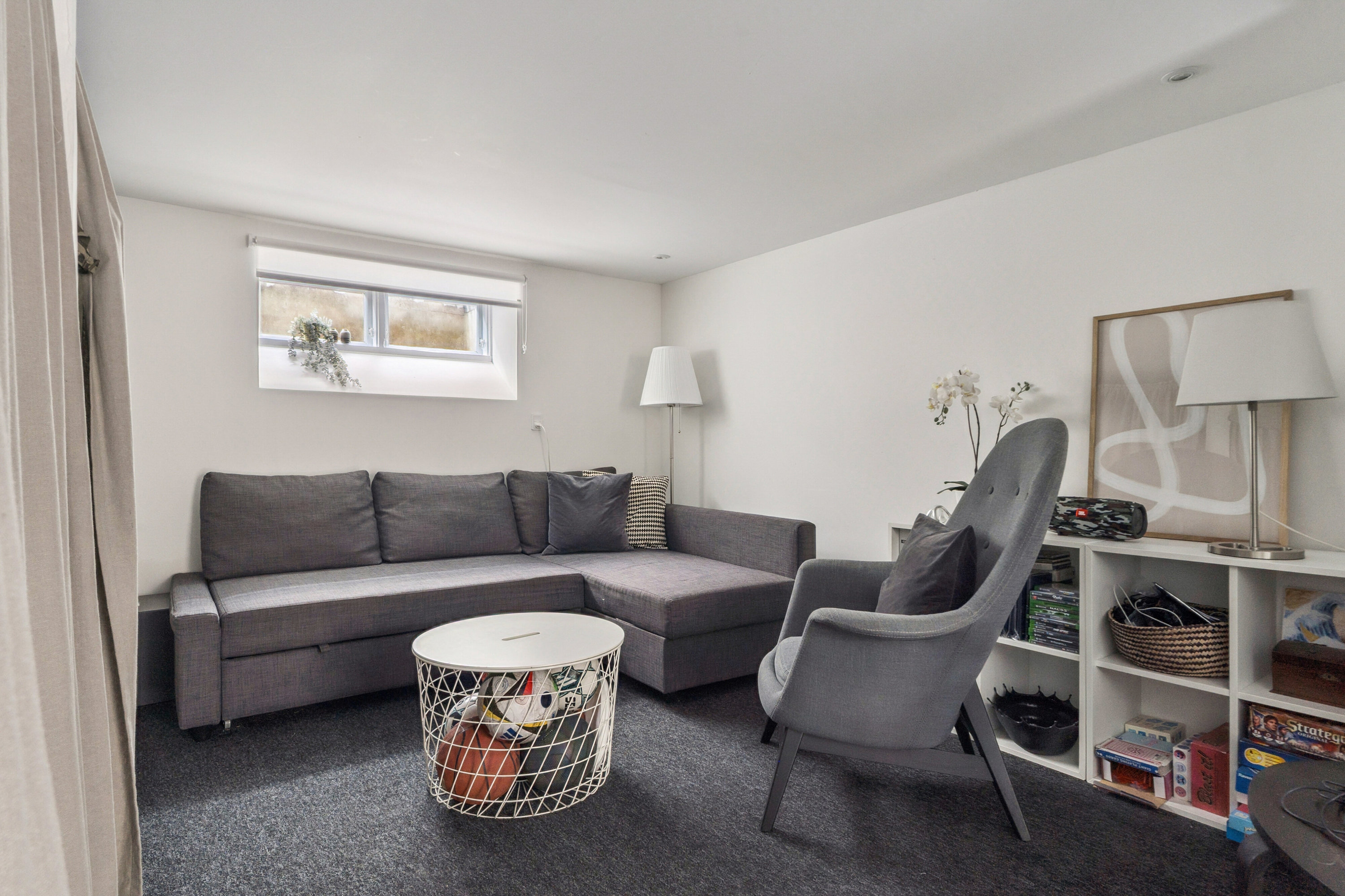 Fremhævet stue billede i fuldskærmstilstand. Billede af Svanelundsvej 20, 9800 Hjørring