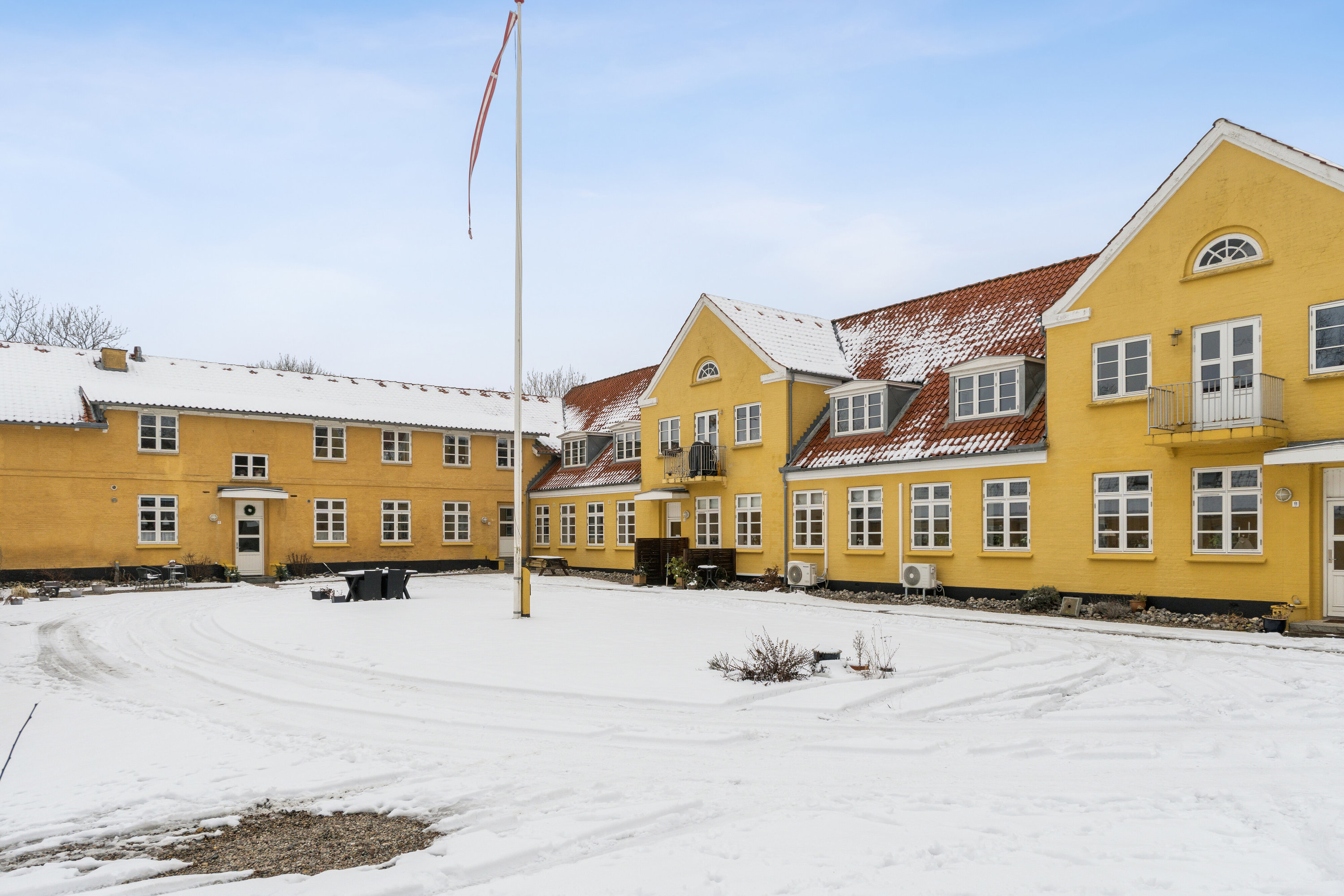 Fremhævet gårdmiljø billede i fuldskærmstilstand. Billede af Møllegården 13, 1. th., 6340 Kruså