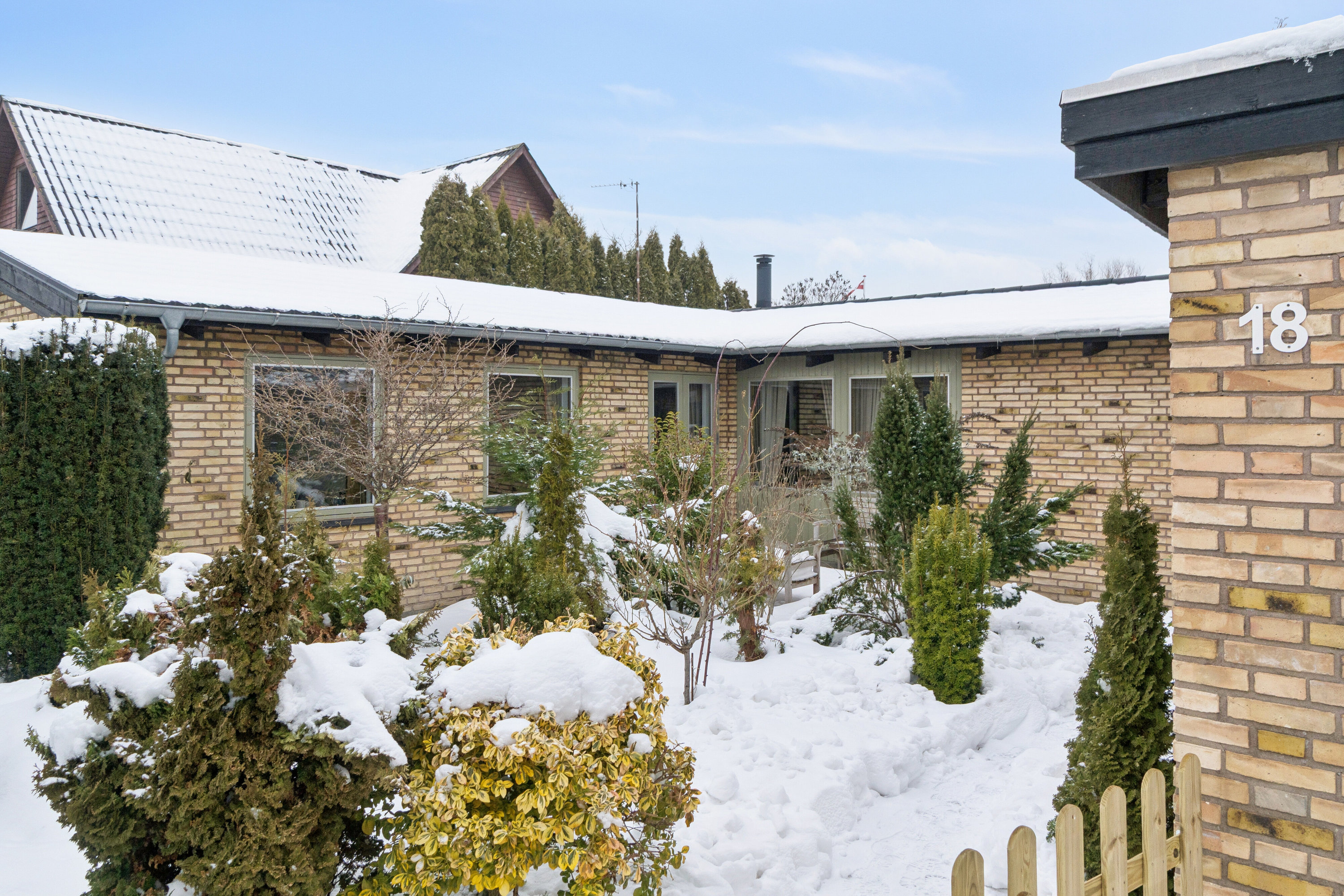 Fremhævet udendørs billede i fuldskærmstilstand. Billede af Engstrupgårdsvej 18, 2650 Hvidovre