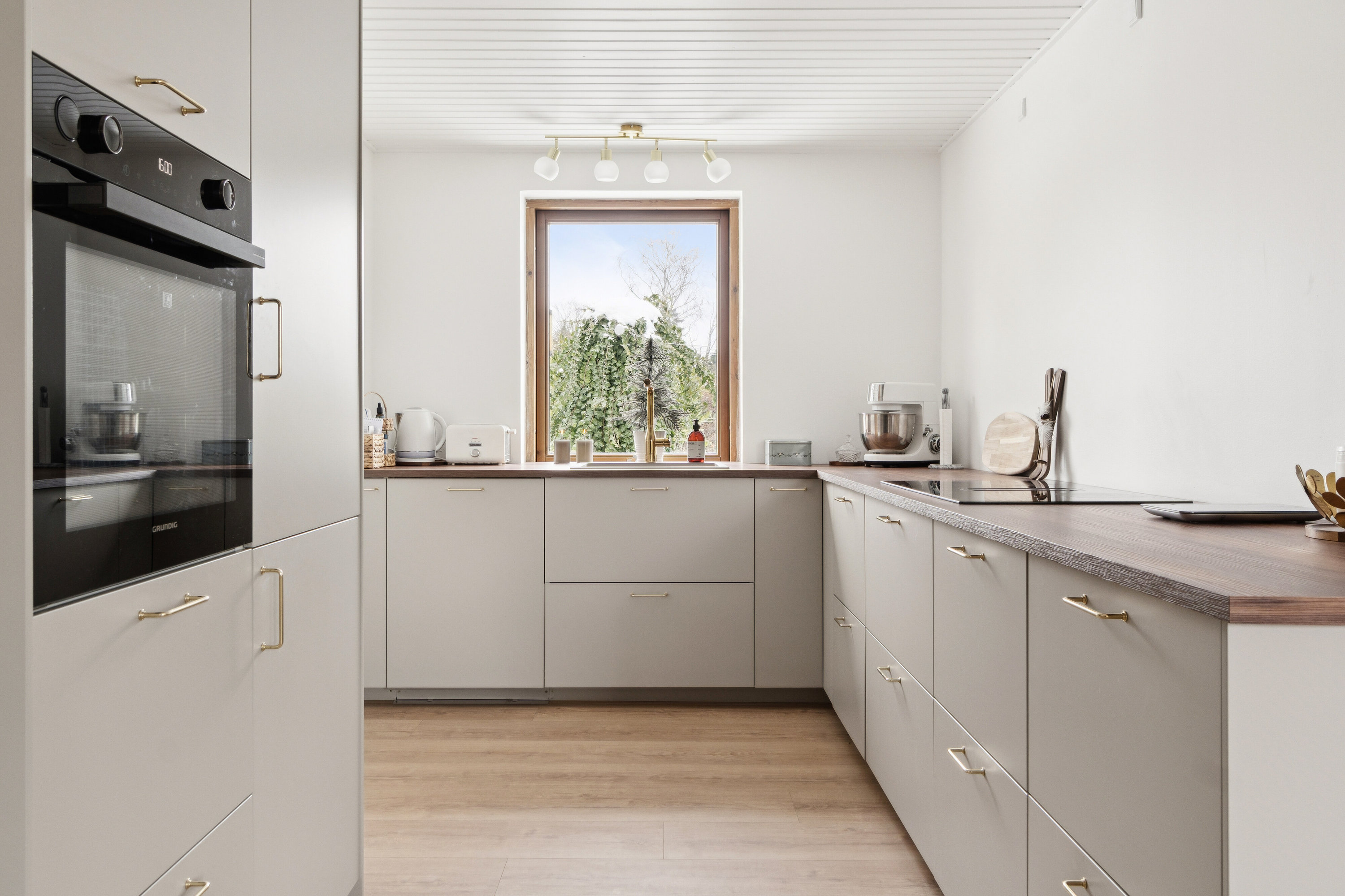 Fremhævet køkken billede i fuldskærmstilstand. Billede af Engstrupgårdsvej 18, 2650 Hvidovre