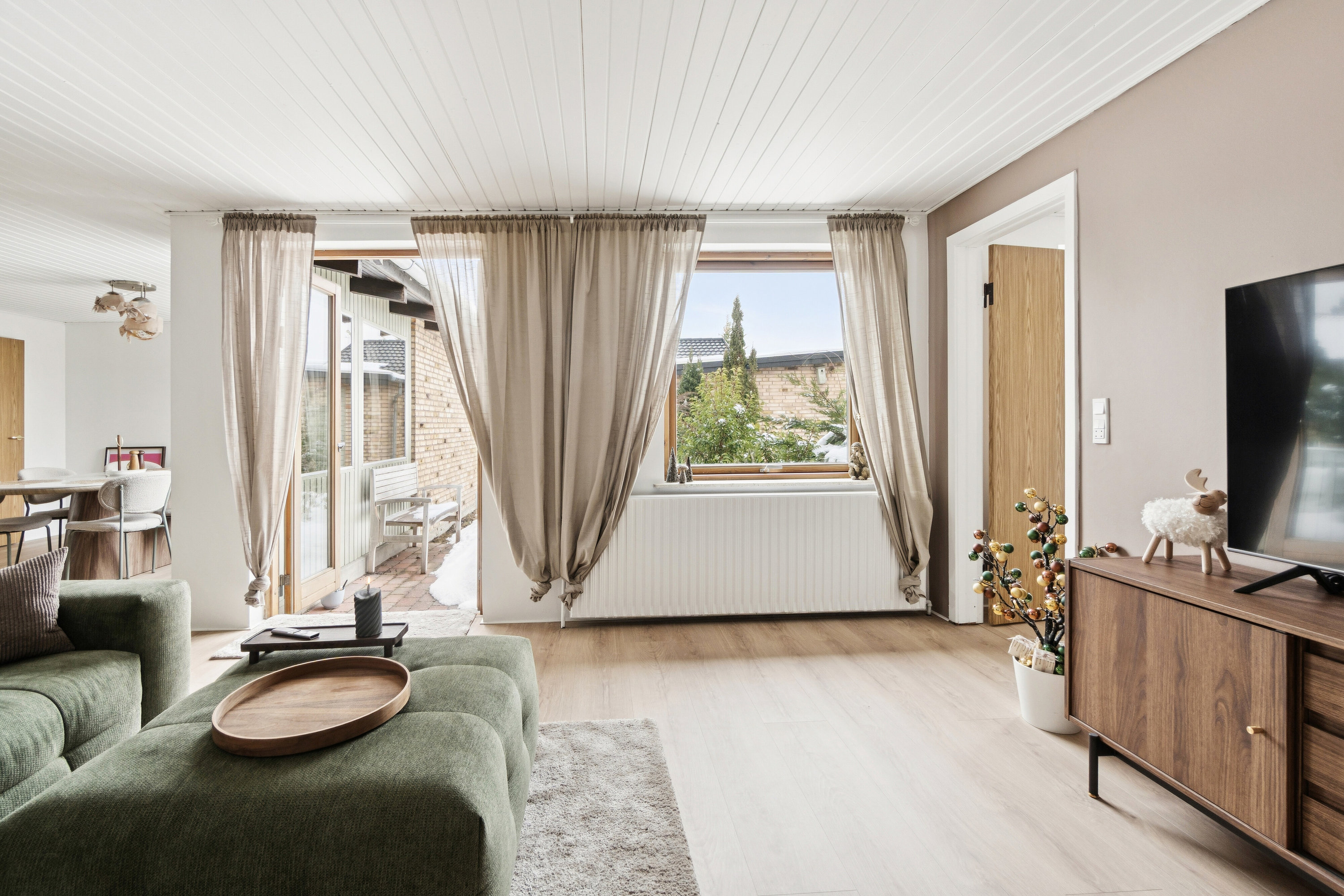 Fremhævet stue billede i fuldskærmstilstand. Billede af Engstrupgårdsvej 18, 2650 Hvidovre