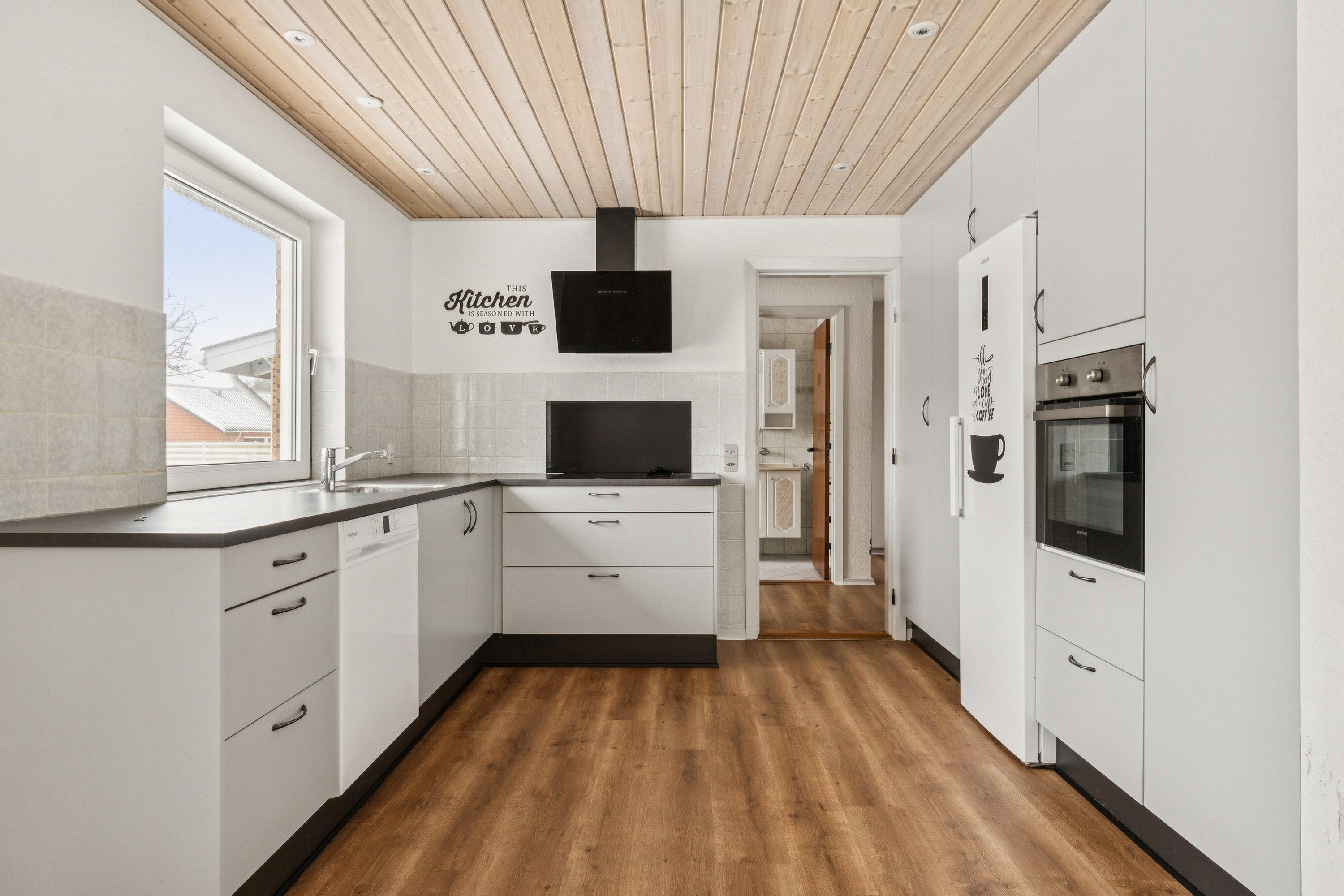 Fremhævet køkken billede i fuldskærmstilstand. Billede af Floravænget 42, 7730 Hanstholm