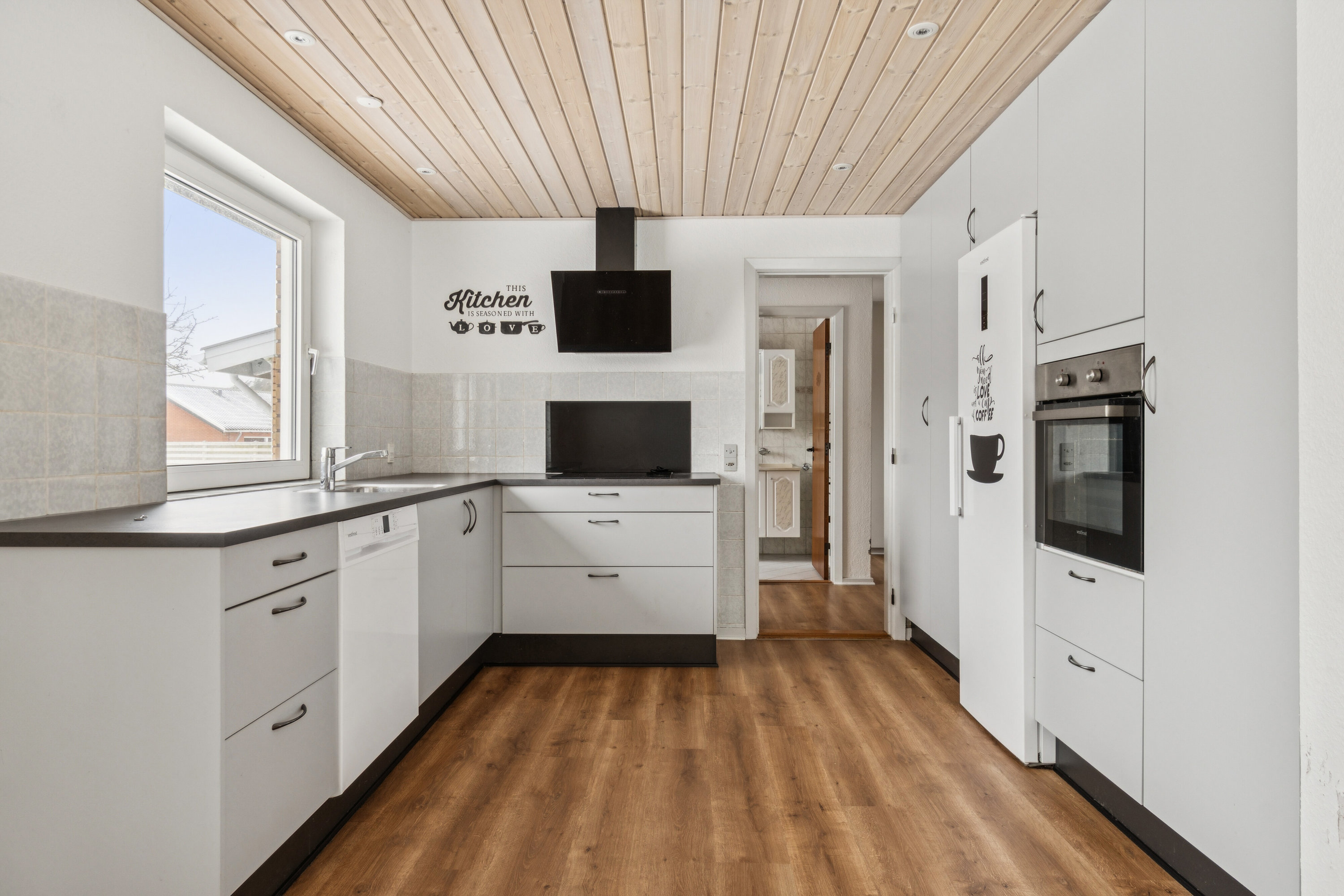 Fremhævet køkken billede i fuldskærmstilstand. Billede af Floravænget 42, 7730 Hanstholm