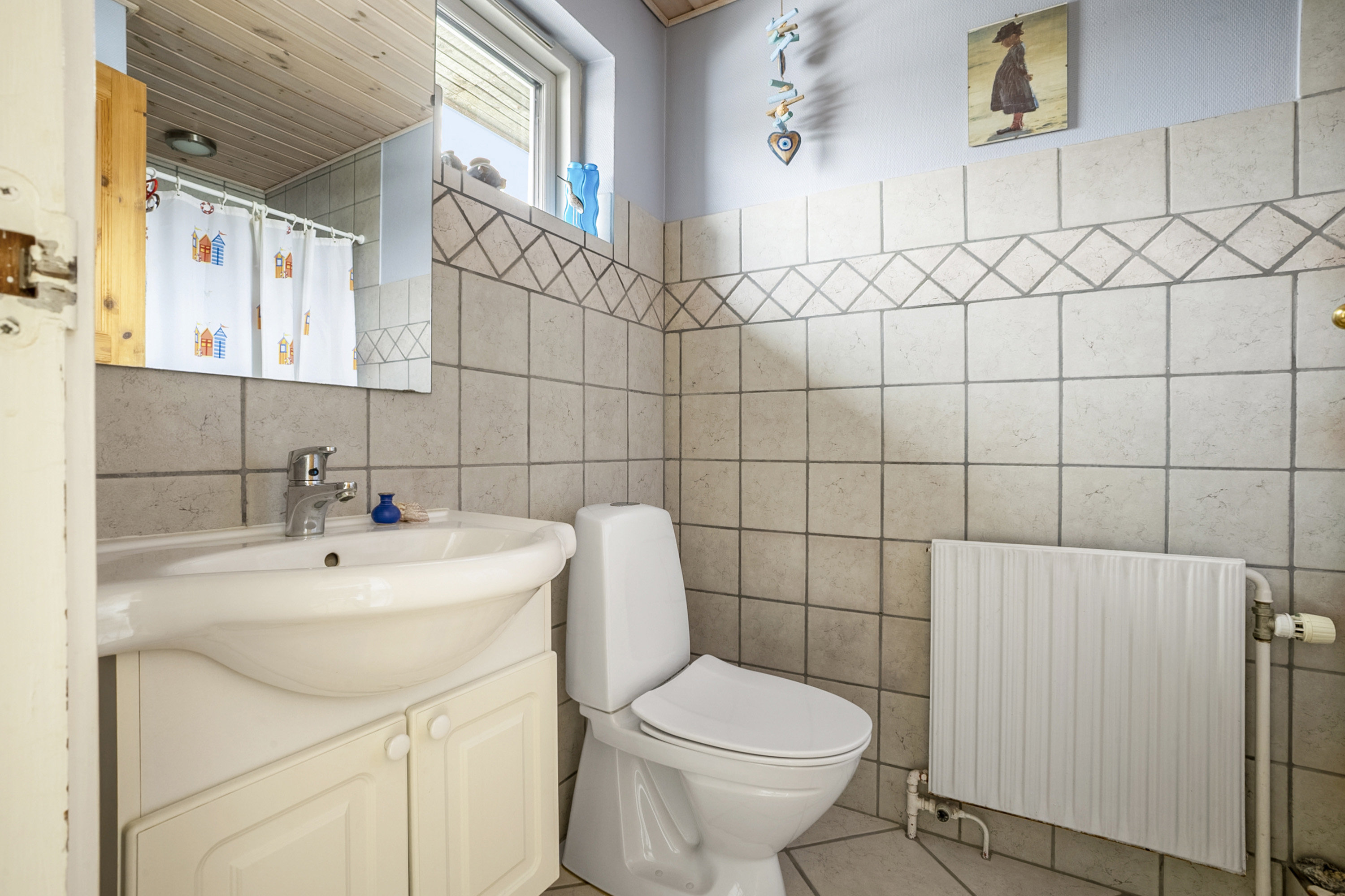 Fremhævet toilet billede i fuldskærmstilstand. Billede af Lucernevej 6, 7130 Juelsminde