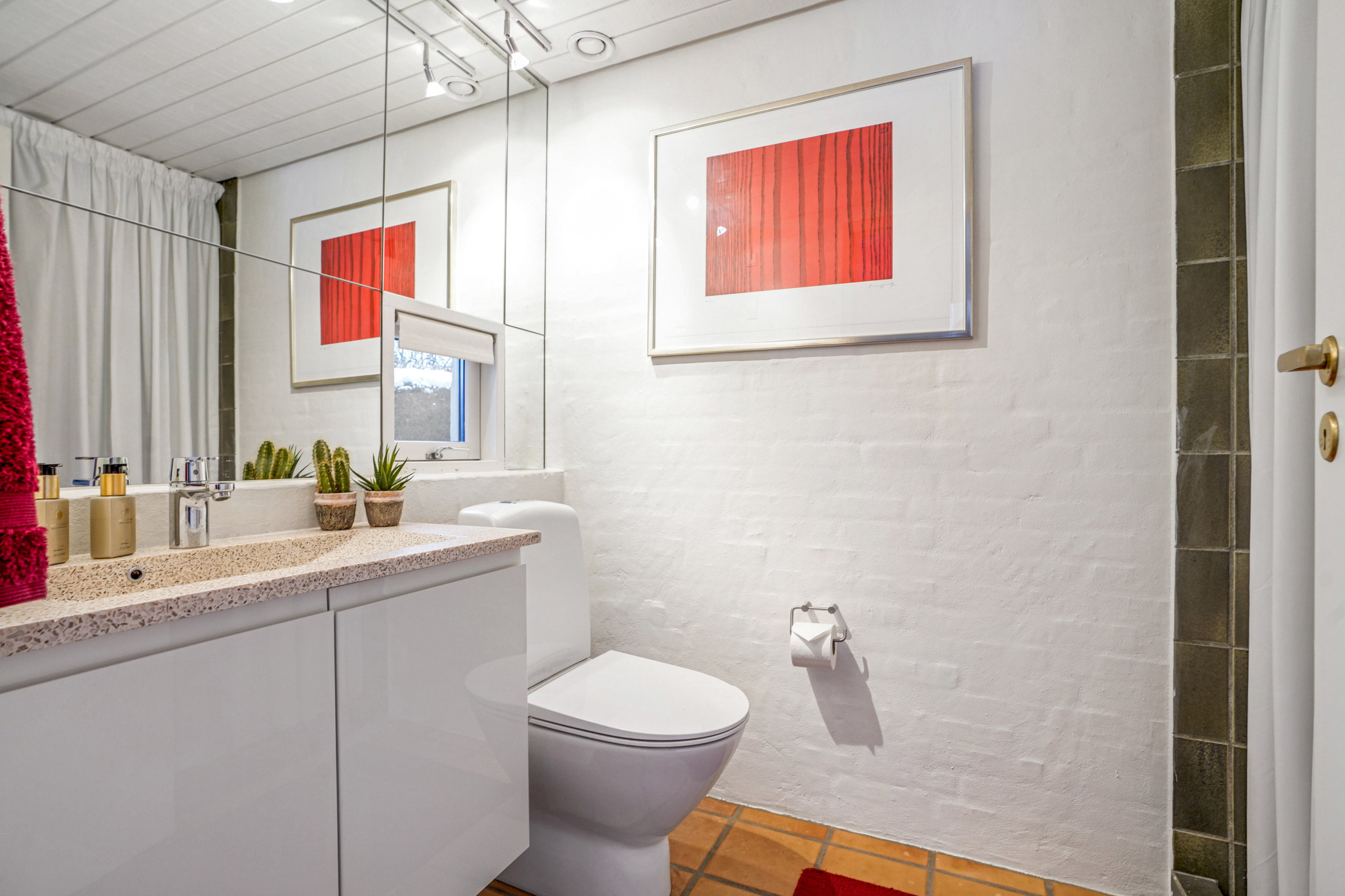 Fremhævet badeværelse billede i fuldskærmstilstand. Billede af Grønningen 7, 5230 Odense M