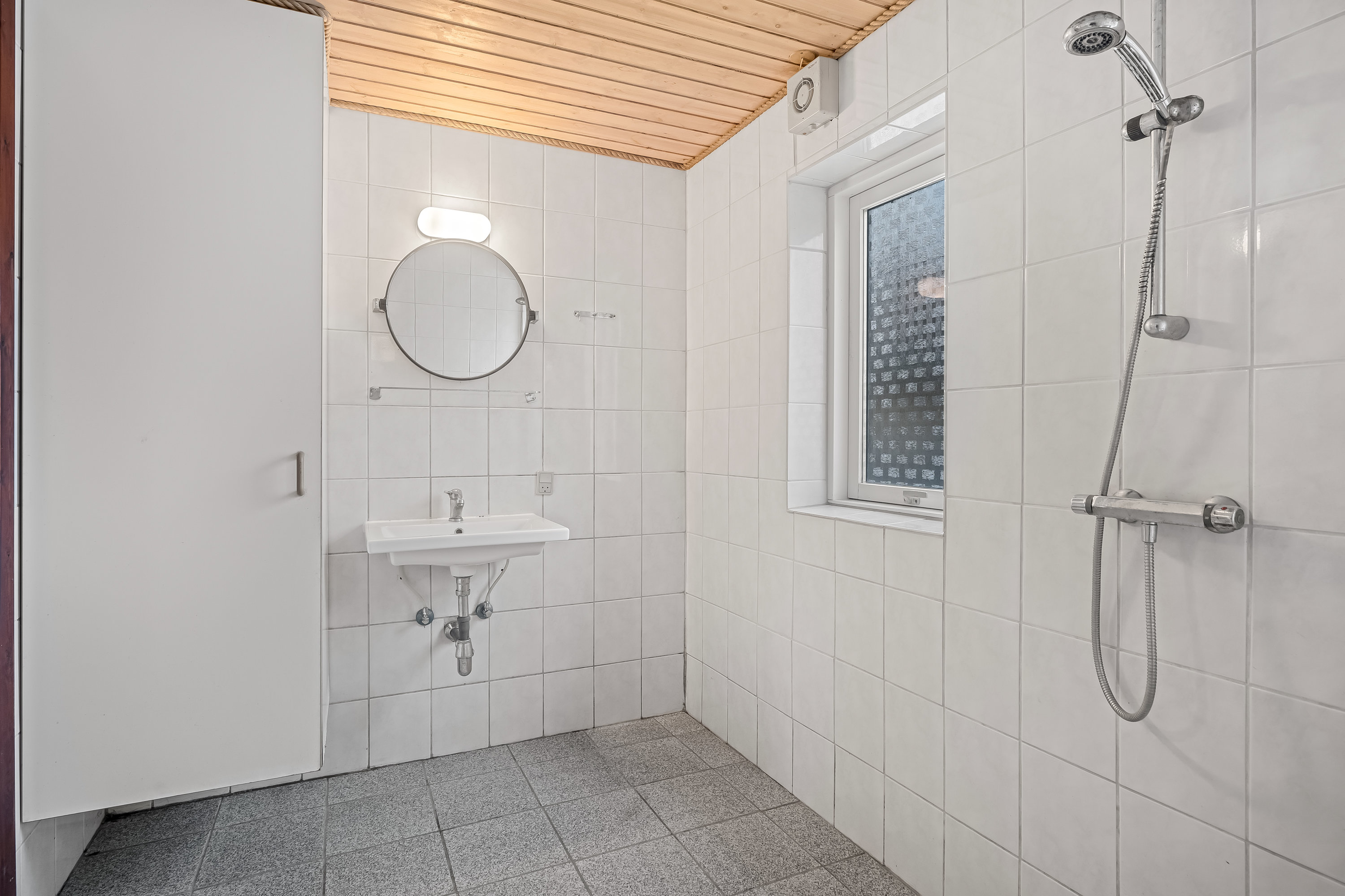 Fremhævet badeværelse billede i fuldskærmstilstand. Billede af Toftevej 4, Bølling, 6900 Skjern