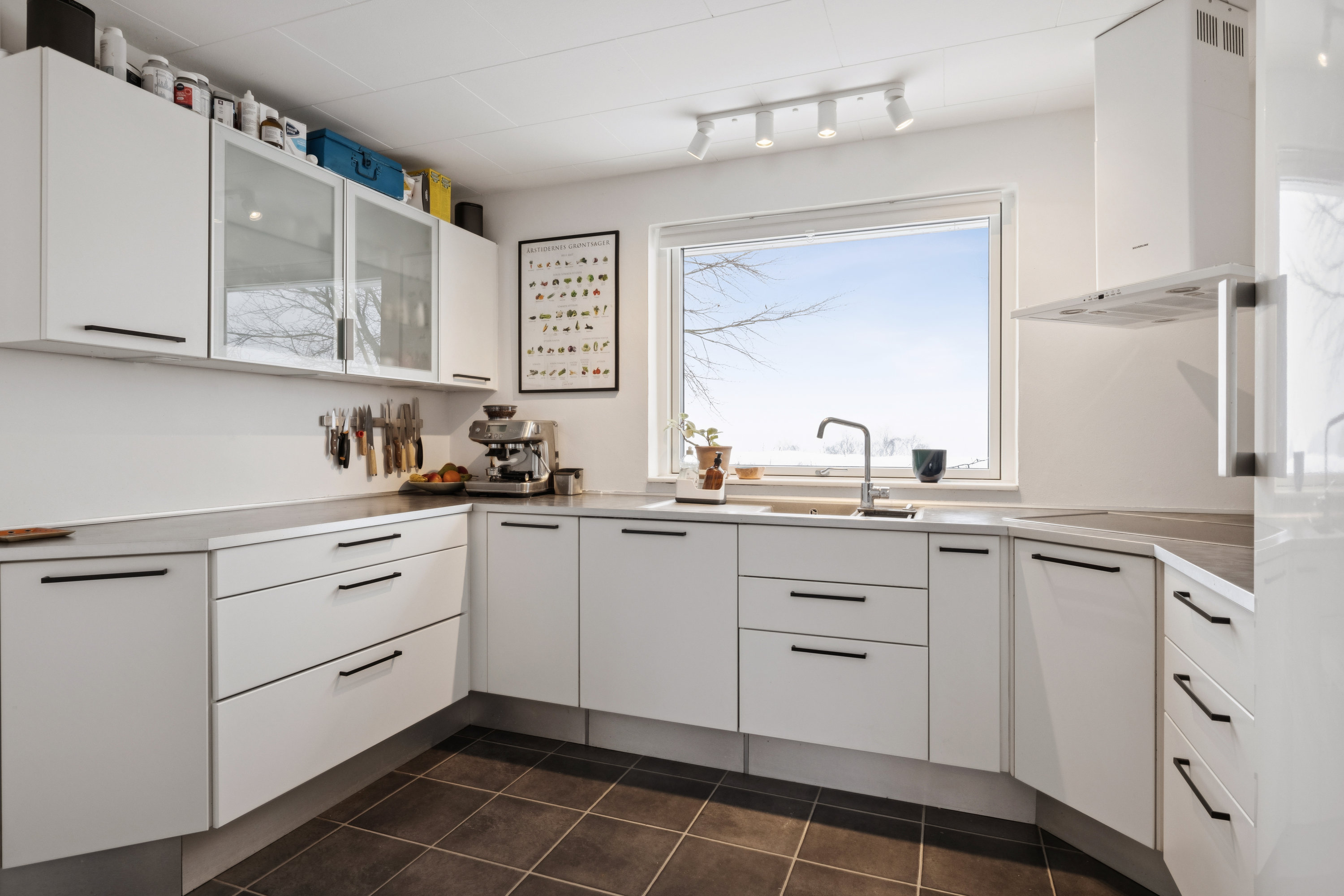 Fremhævet køkken billede i fuldskærmstilstand. Billede af Havrevænget 10, Thorsager, 8410 Rønde