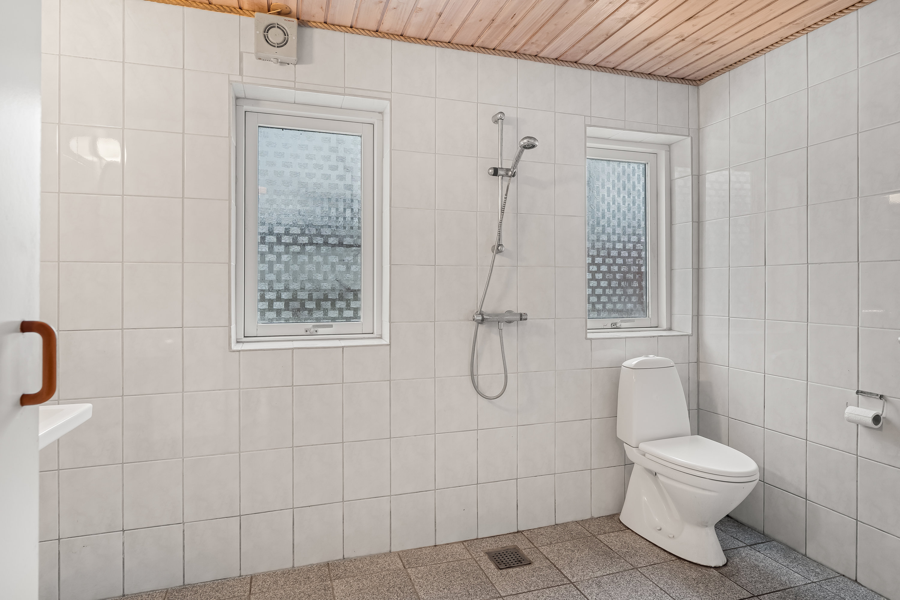 Fremhævet badeværelse billede i fuldskærmstilstand. Billede af Toftevej 4, Bølling, 6900 Skjern