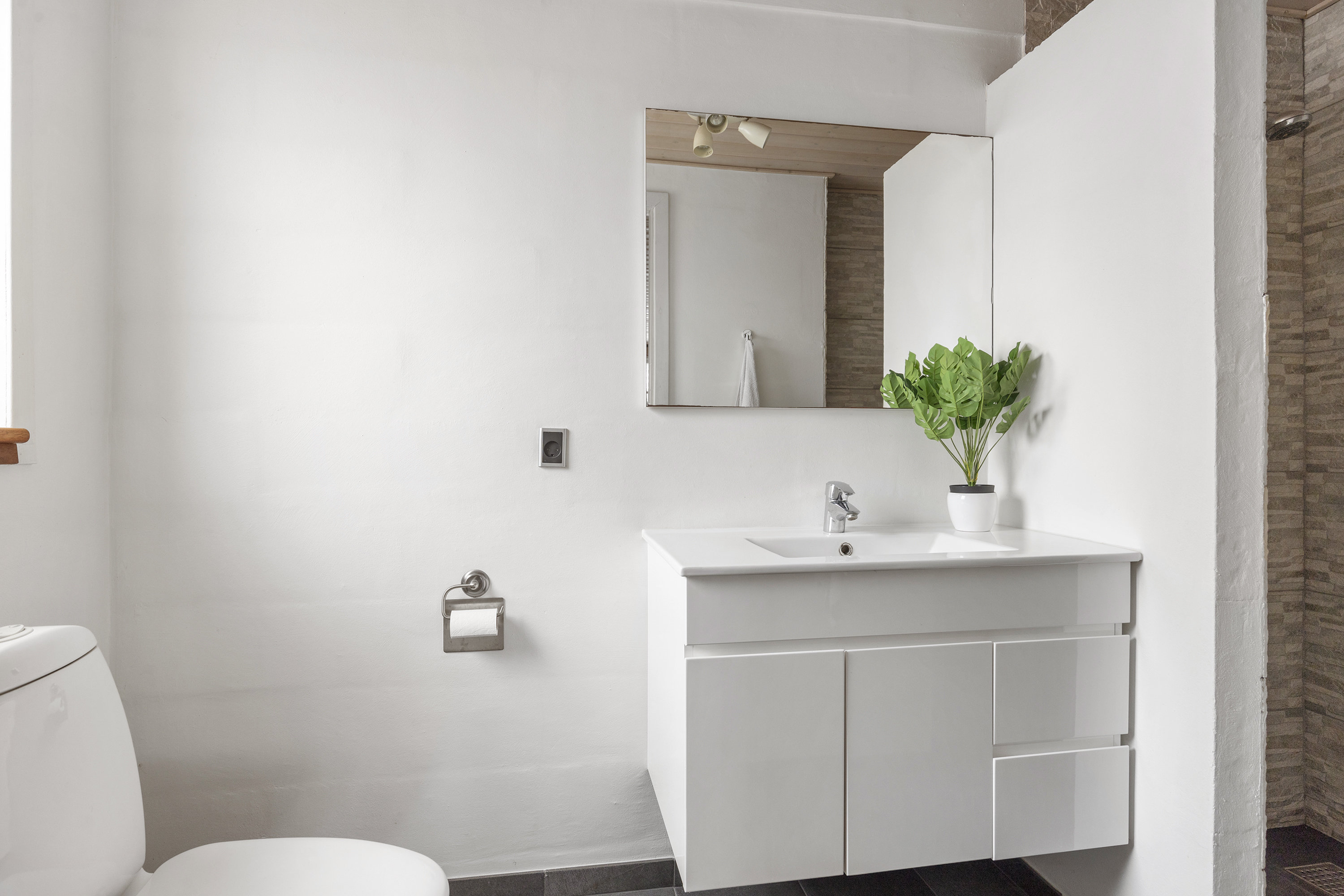 Fremhævet badeværelse billede i fuldskærmstilstand. Billede af Ternevej 2, 9700 Brønderslev