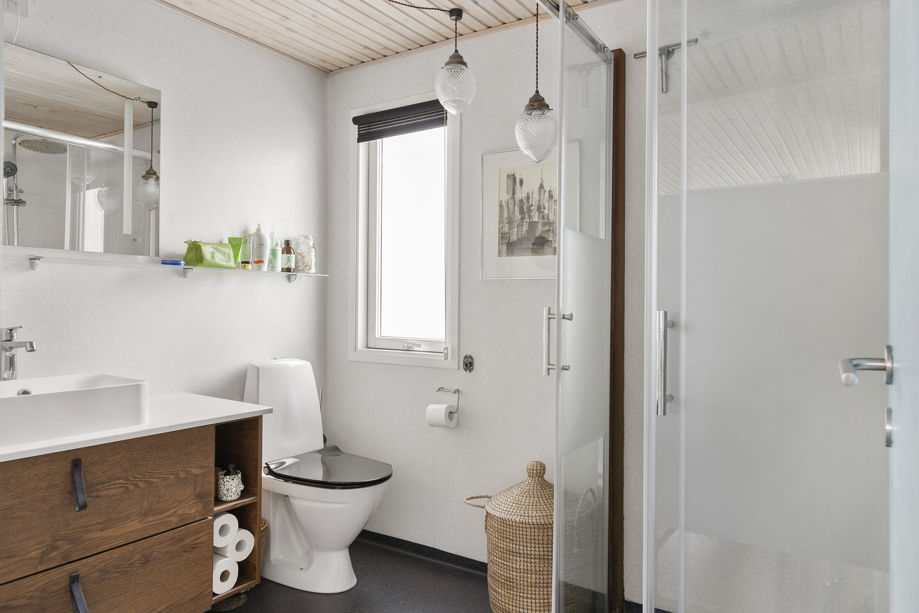 Fremhævet badeværelse billede i fuldskærmstilstand. Billede af Rughaven 15A, 9970 Strandby