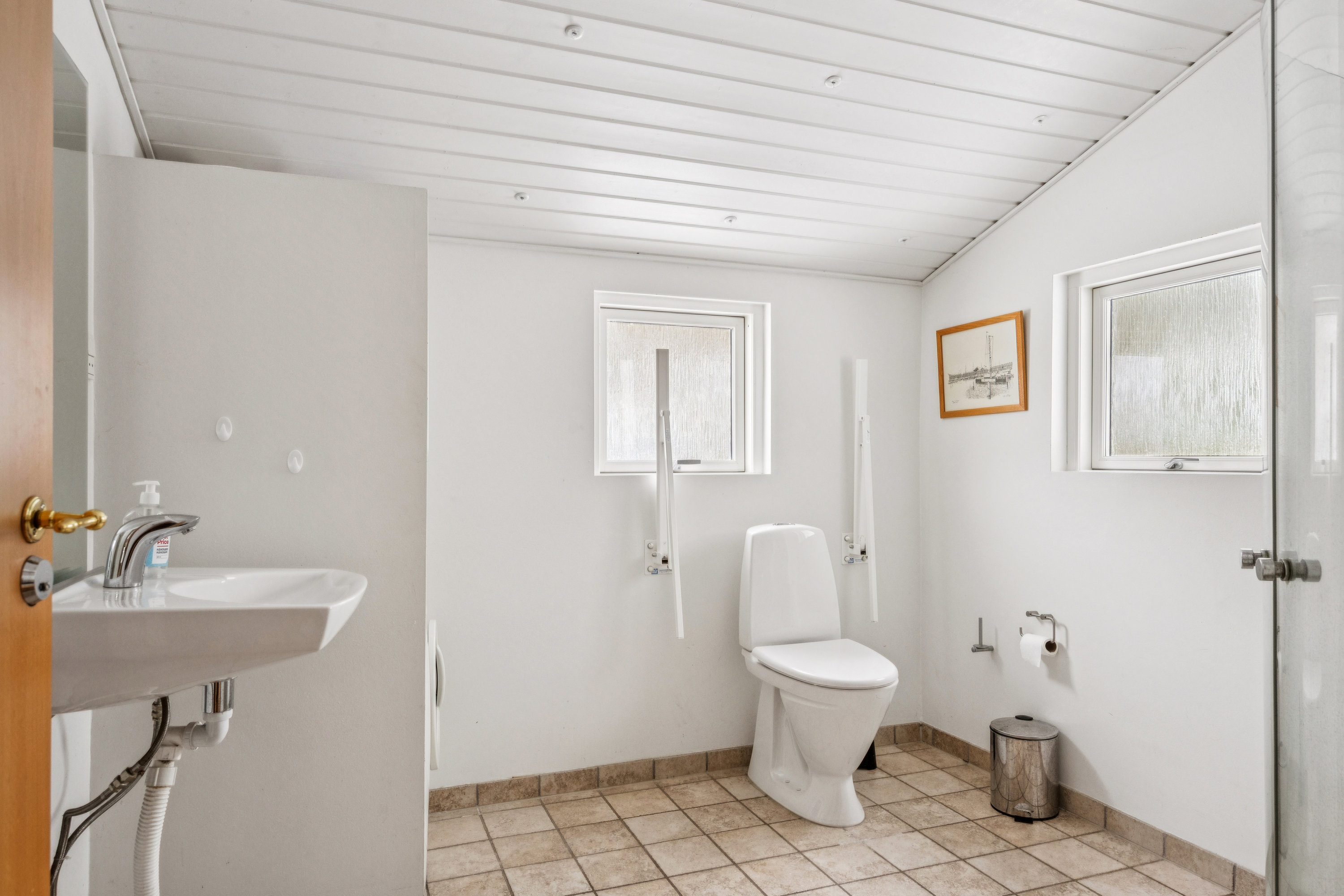 Fremhævet badeværelse billede i fuldskærmstilstand. Billede af Rønne Alle 11, Dragsmur, 8420 Knebel