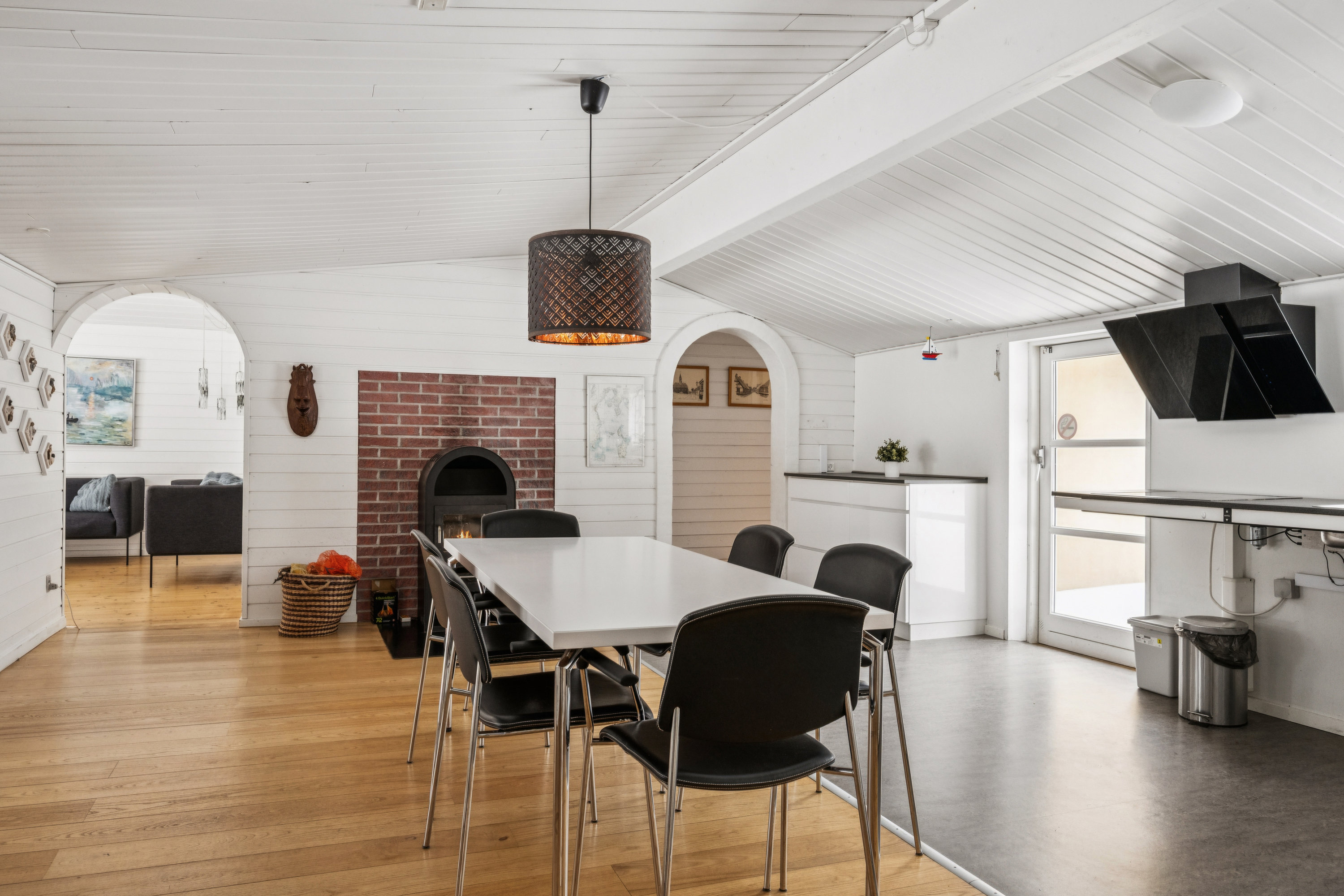 Fremhævet alrum billede i fuldskærmstilstand. Billede af Rønne Alle 11, Dragsmur, 8420 Knebel