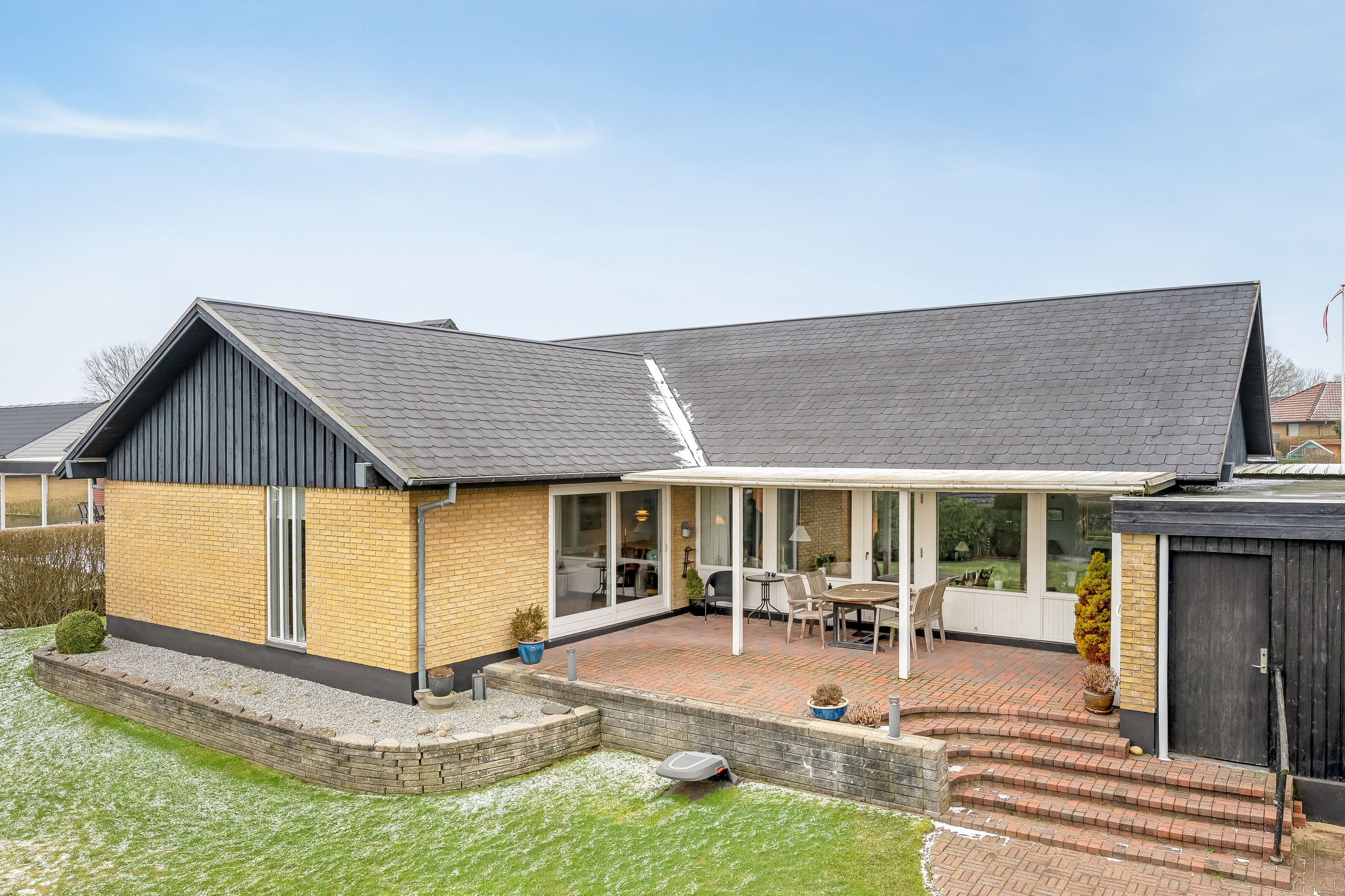 Fremhævet overdækket terrasse billede i fuldskærmstilstand. Billede af Skrænten 47, 6870 Ølgod