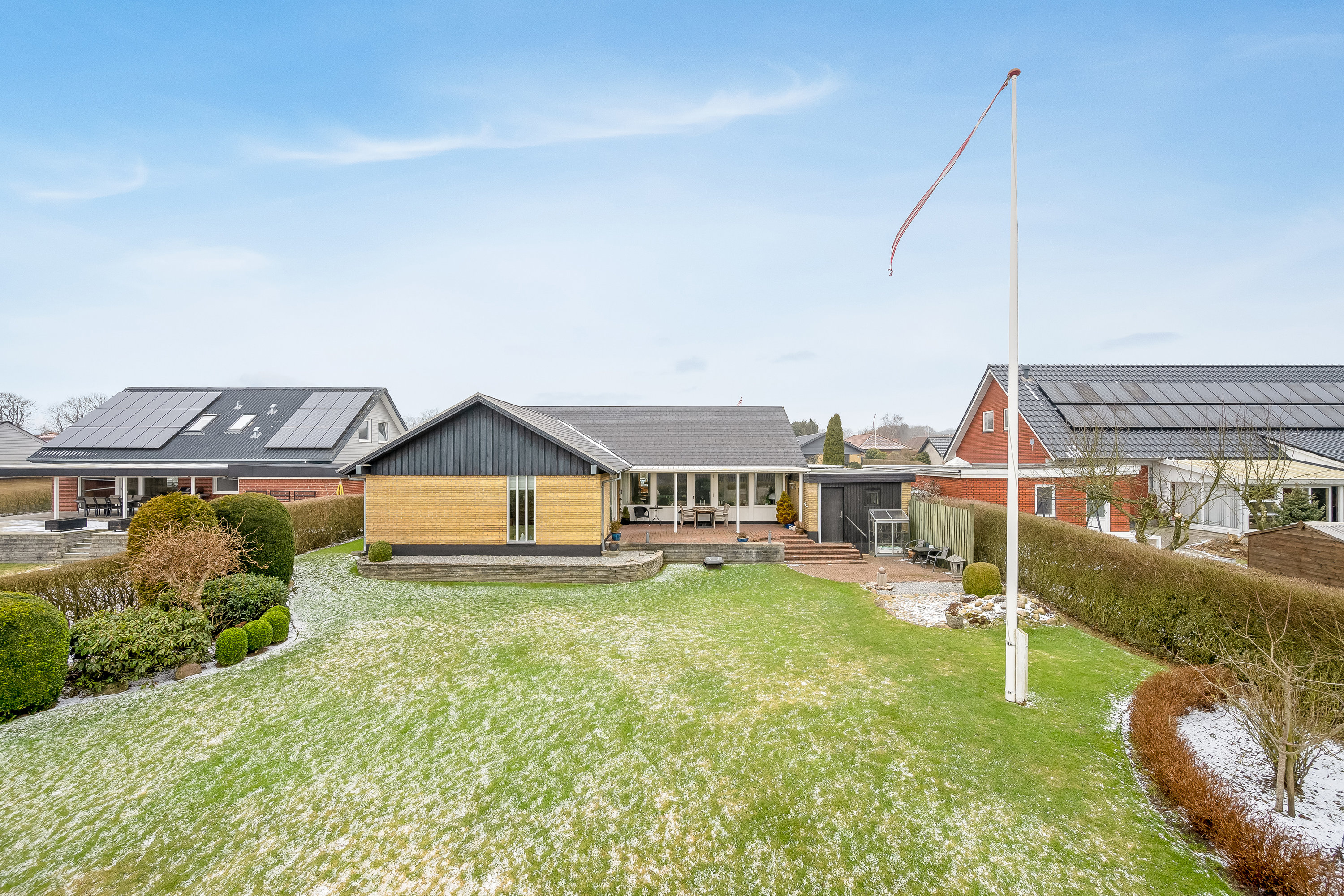 Fremhævet facade billede i fuldskærmstilstand. Billede af Skrænten 47, 6870 Ølgod