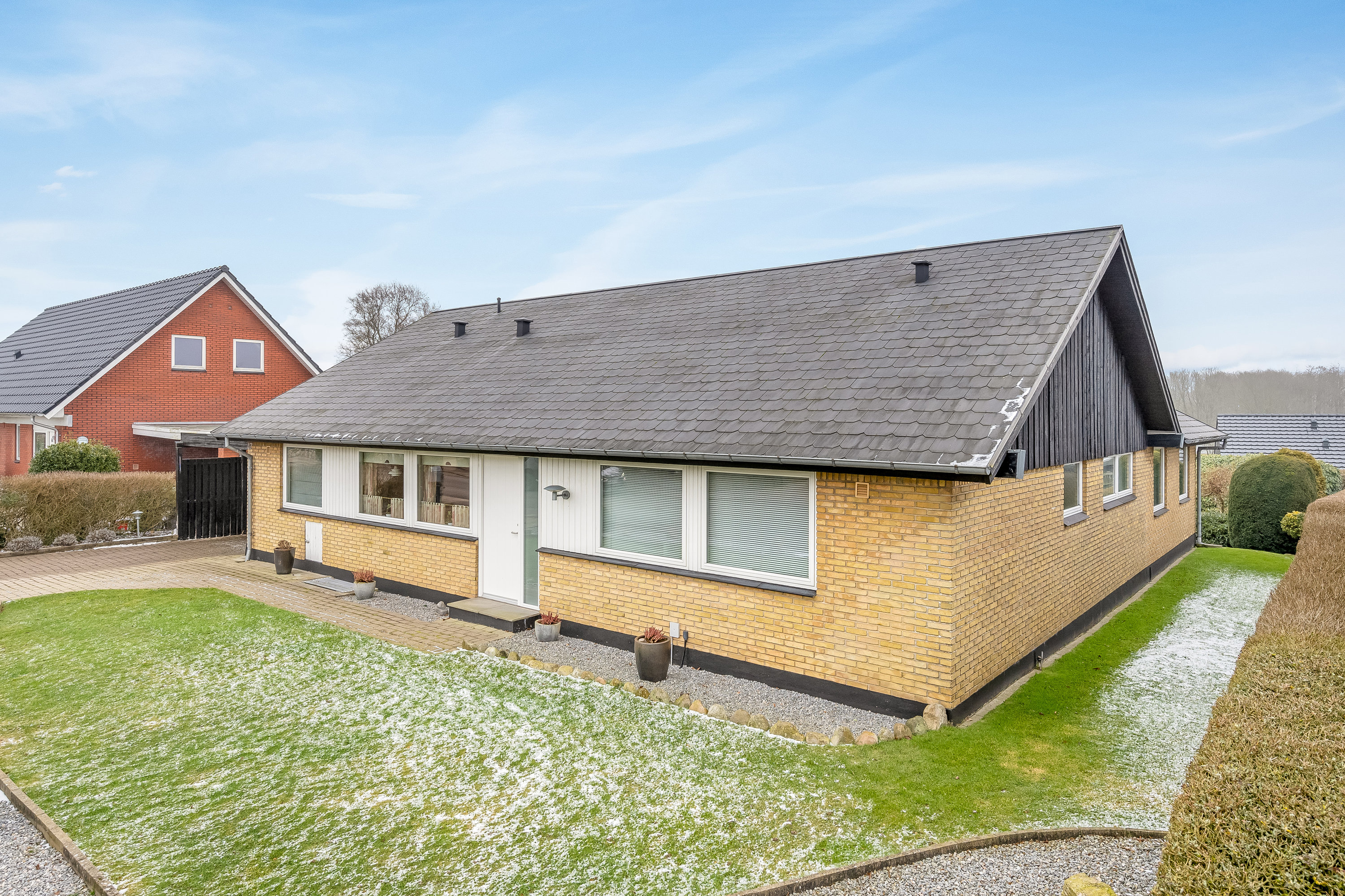 Fremhævet facade billede i fuldskærmstilstand. Billede af Skrænten 47, 6870 Ølgod