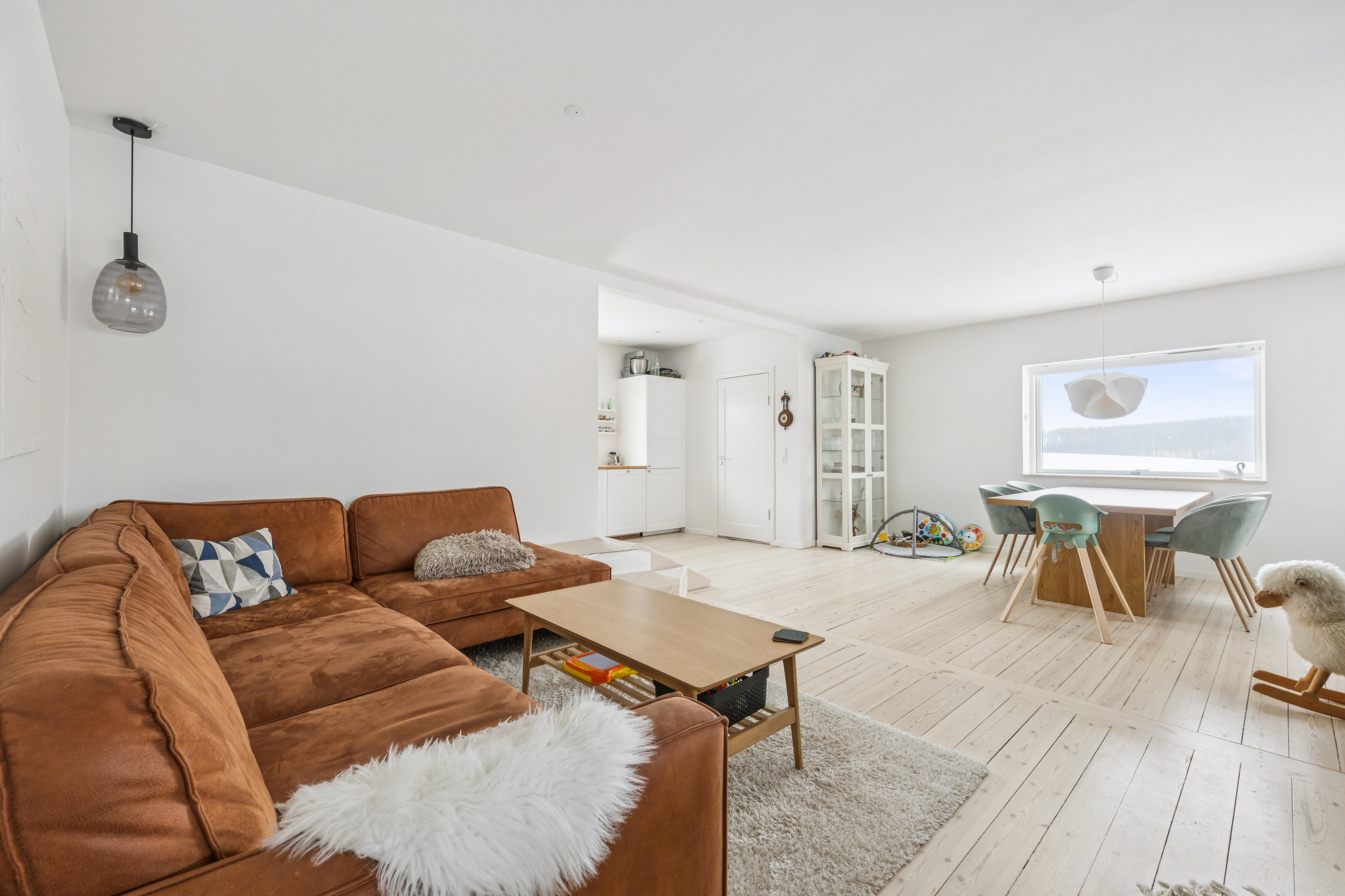 Fremhævet stue billede i fuldskærmstilstand. Billede af Salbyvej 6, 4600 Køge