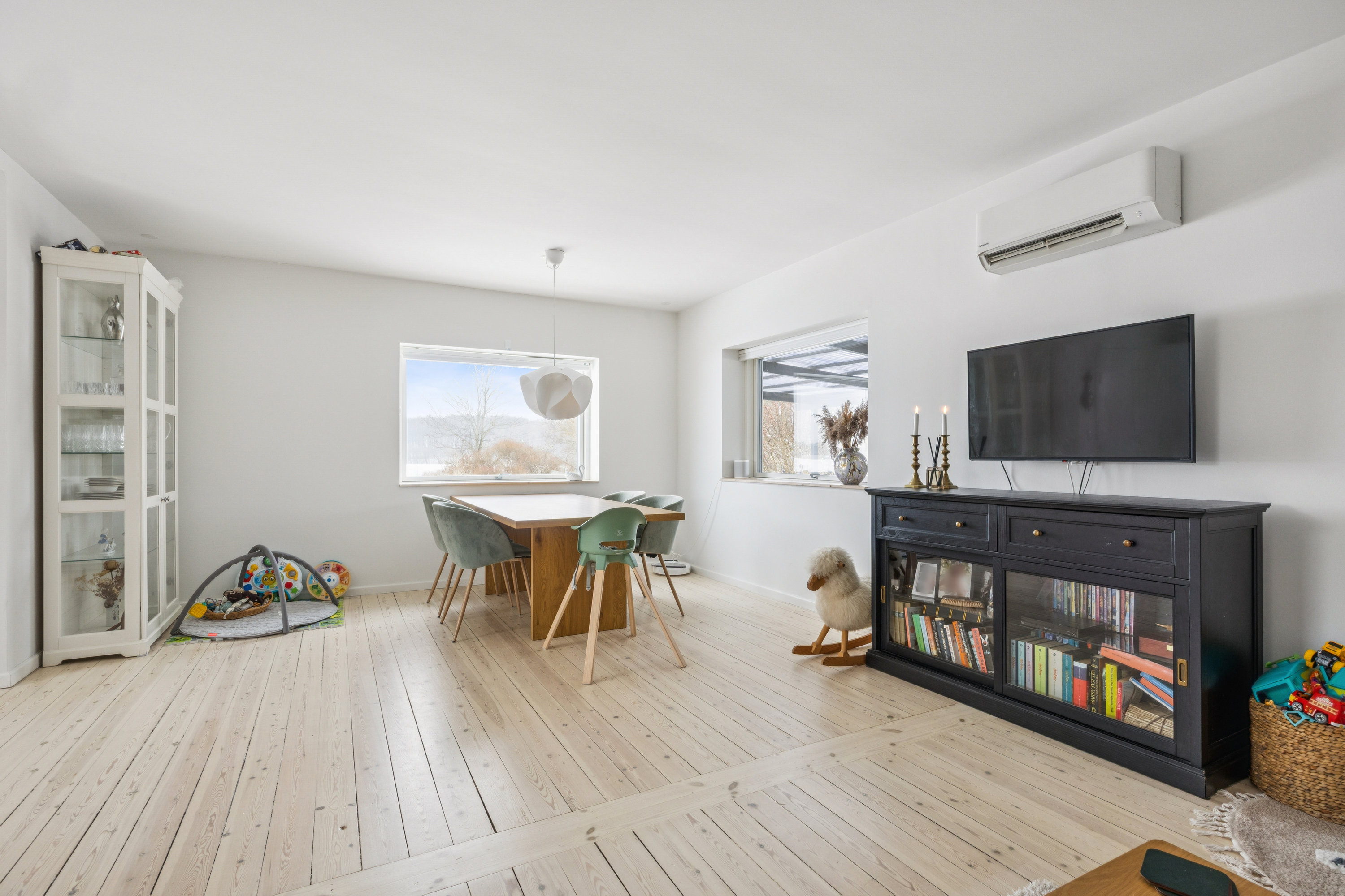 Fremhævet stue billede i fuldskærmstilstand. Billede af Salbyvej 6, 4600 Køge