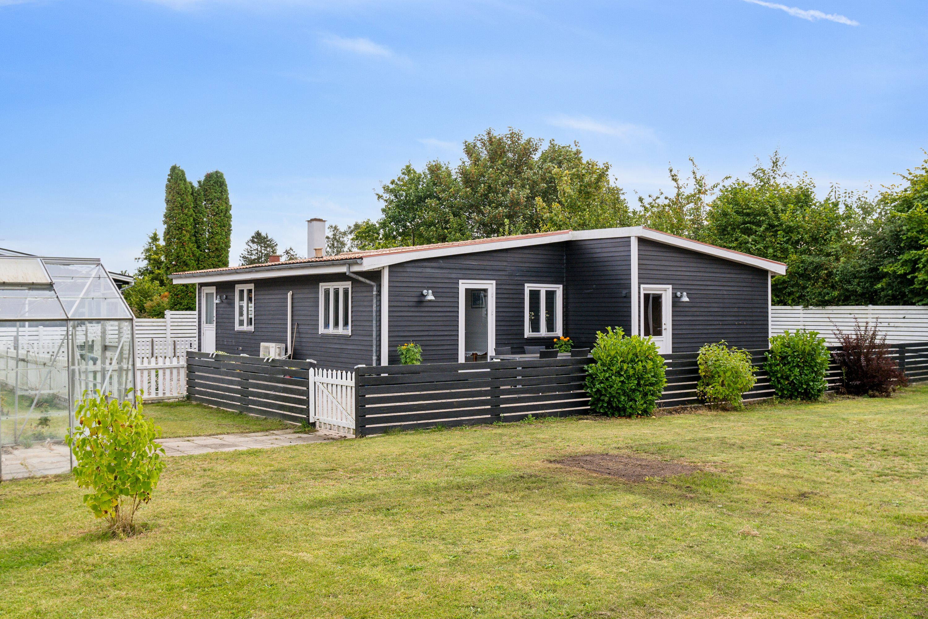 Fremhævet set fra haven billede i fuldskærmstilstand. Billede af Drosselvej 4, Gundestrup, 4571 Grevinge