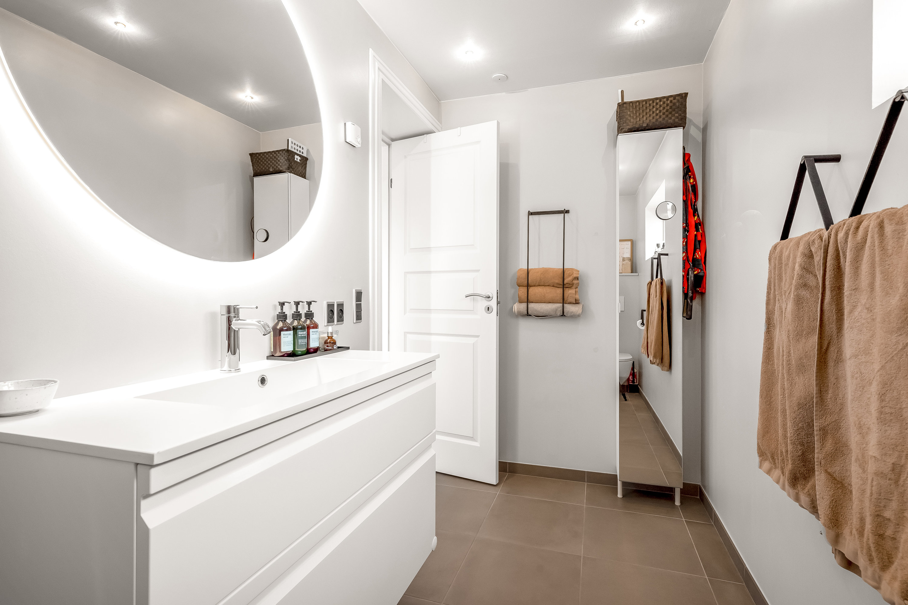 Fremhævet badeværelse billede i fuldskærmstilstand. Billede af Kildevej 18, 7500 Holstebro