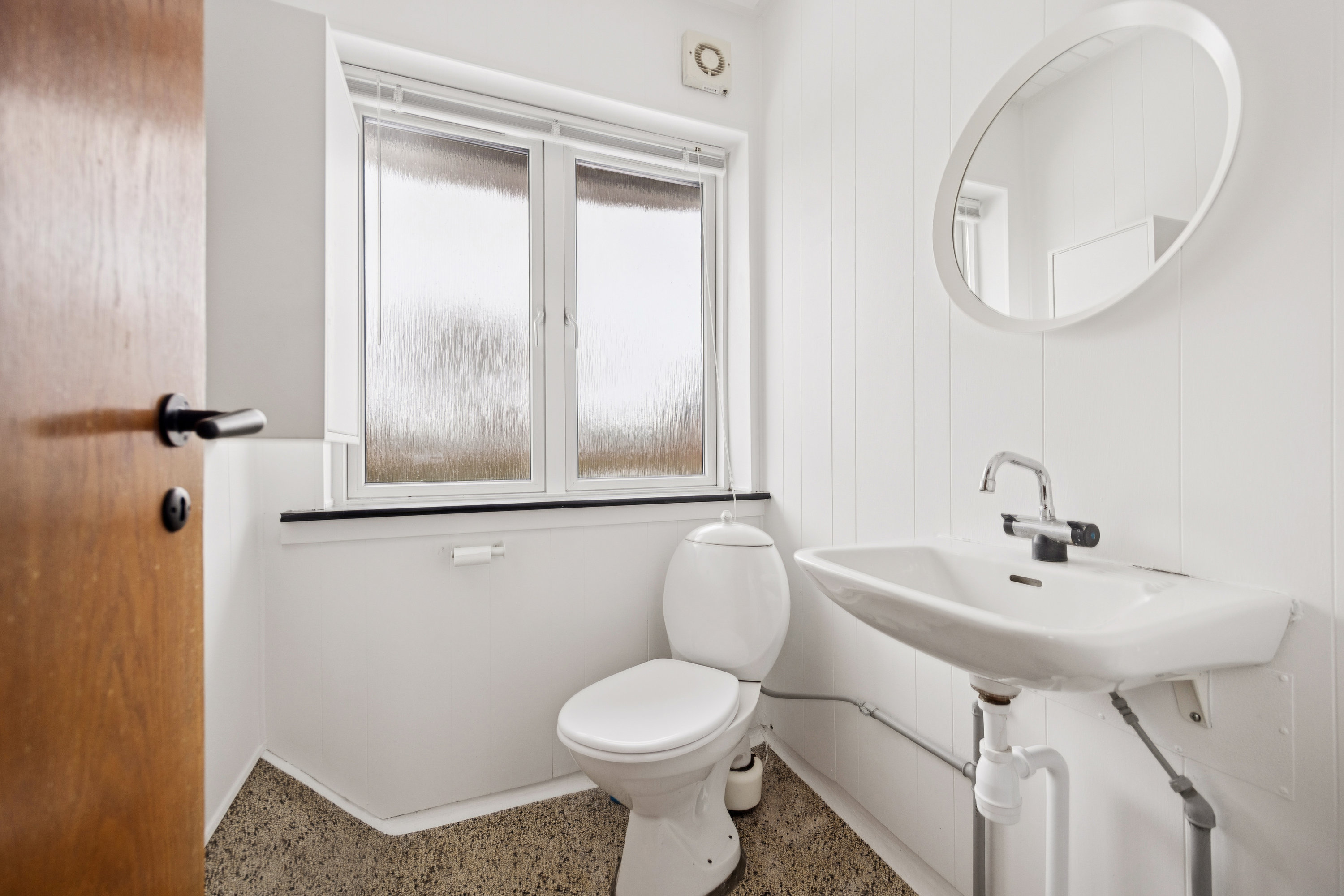 Fremhævet toilet billede i fuldskærmstilstand. Billede af Langbrokrovej 4, 9310 Vodskov