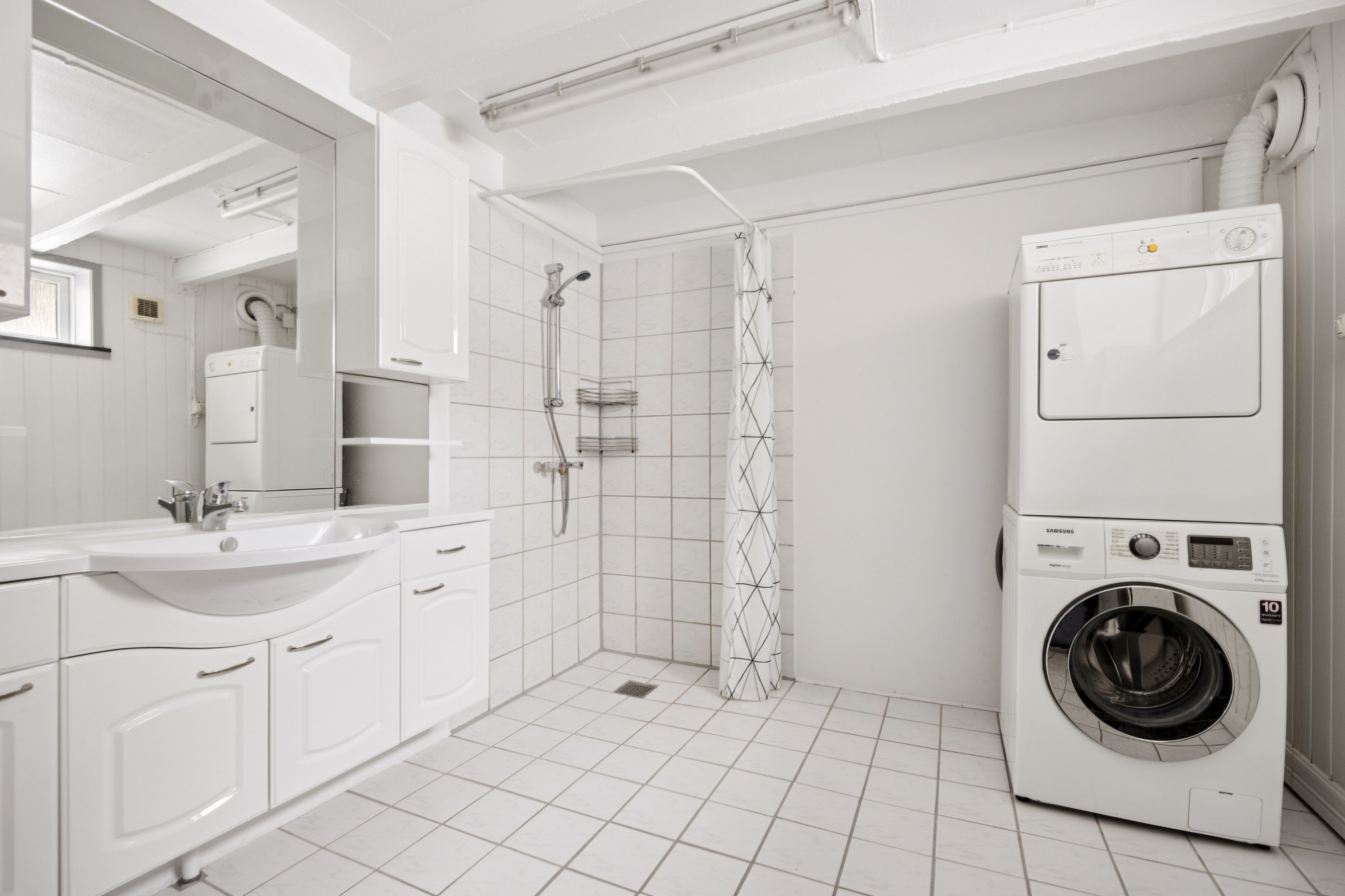 Fremhævet badeværelse billede i fuldskærmstilstand. Billede af Langbrokrovej 4, 9310 Vodskov