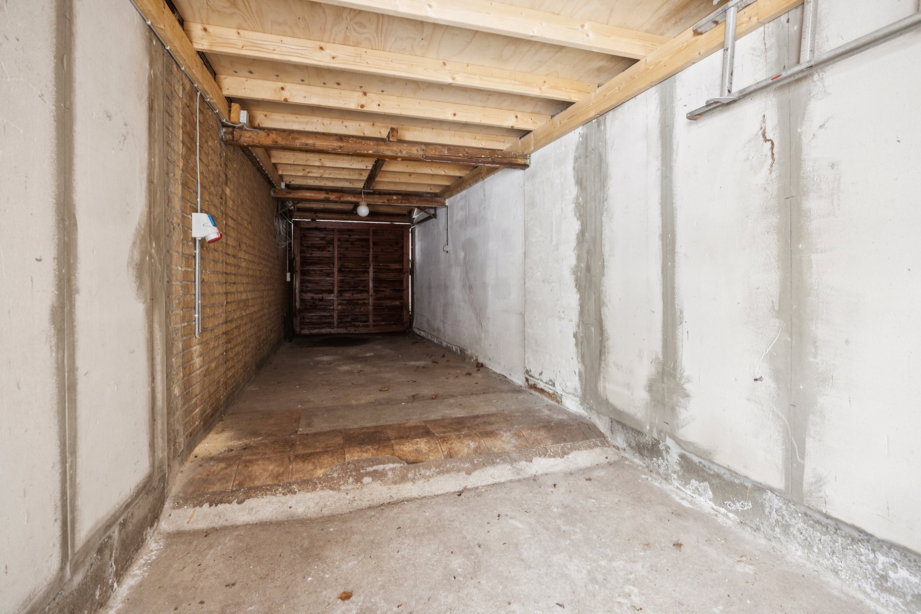 Fremhævet garage billede i fuldskærmstilstand. Billede af Langbrokrovej 4, 9310 Vodskov