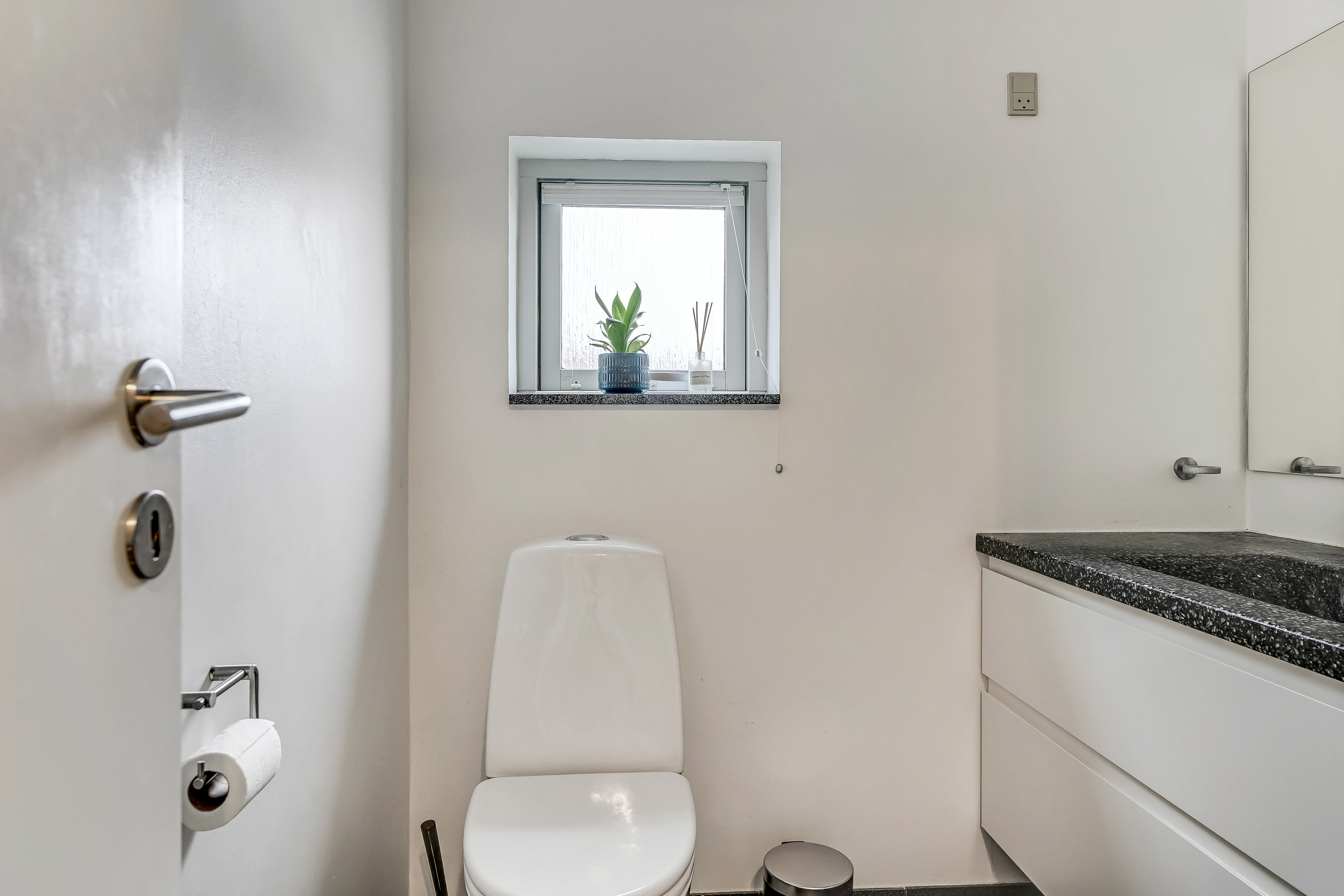 Fremhævet toilet billede i fuldskærmstilstand. Billede af Ådalen 11, 6710 Esbjerg V