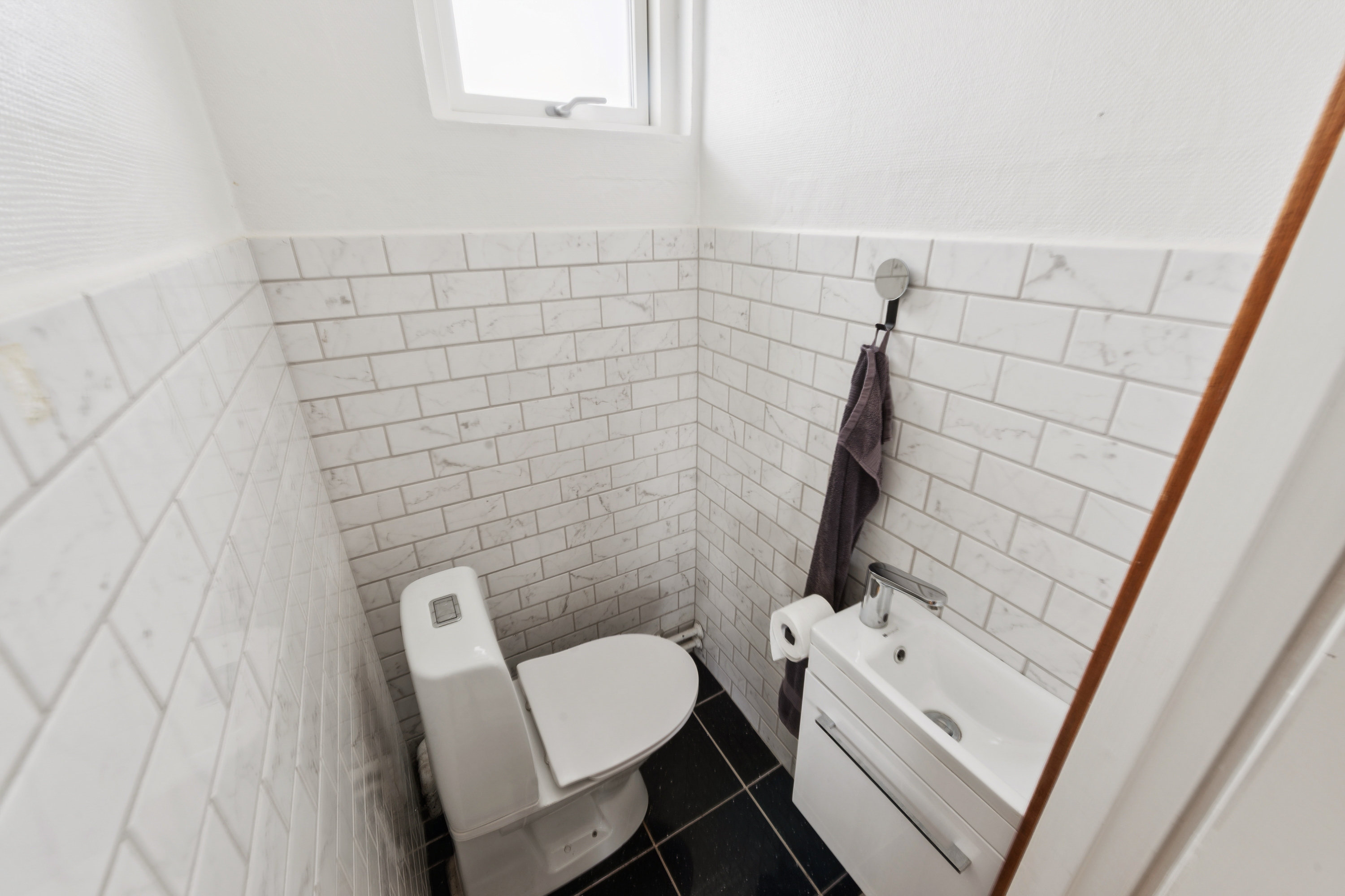 Fremhævet badeværelse billede i fuldskærmstilstand. Billede af Stolpeager 6, 2670 Greve