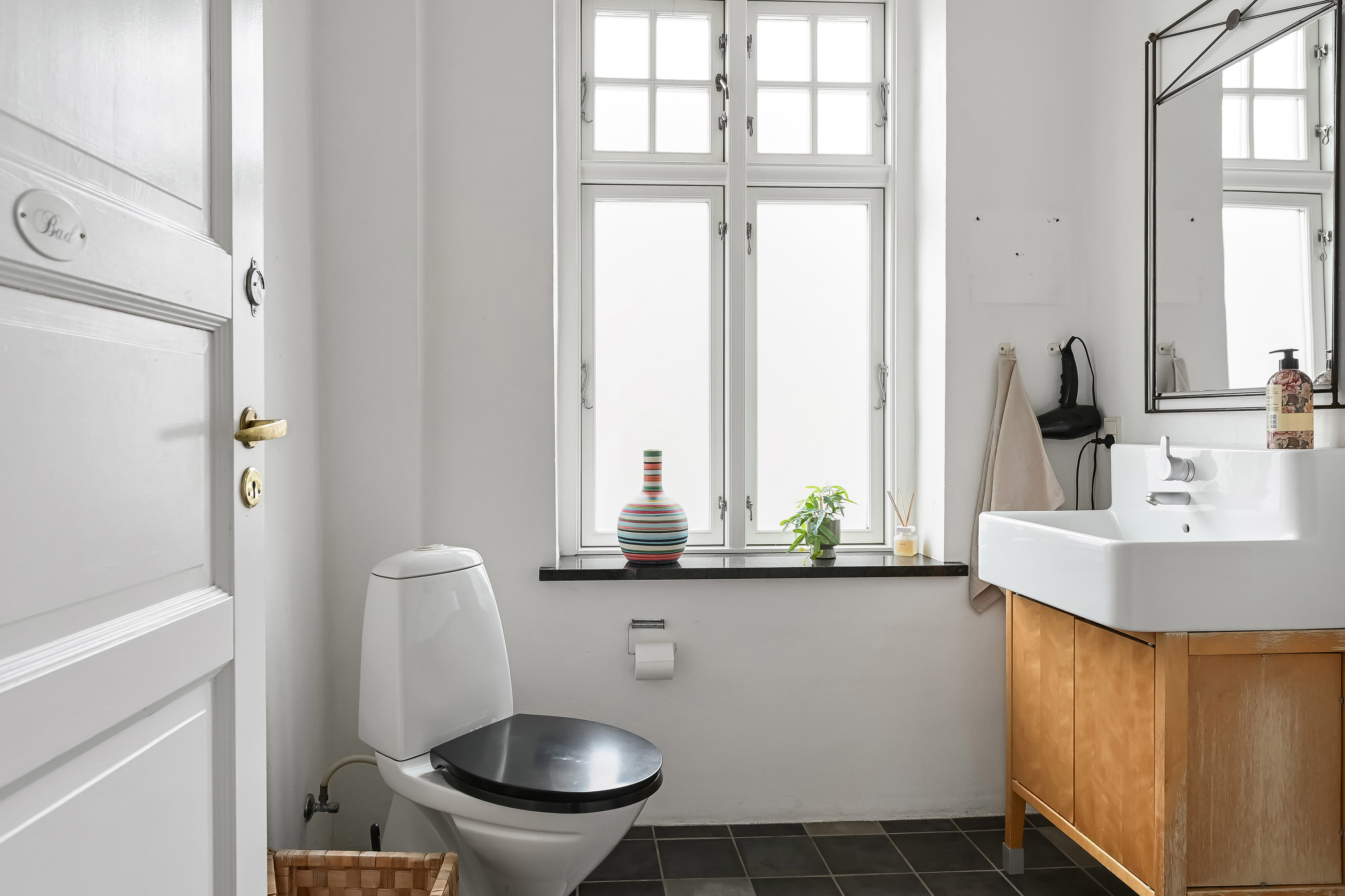 Fremhævet toilet billede i fuldskærmstilstand. Billede af Danmarksgade 13, 6700 Esbjerg