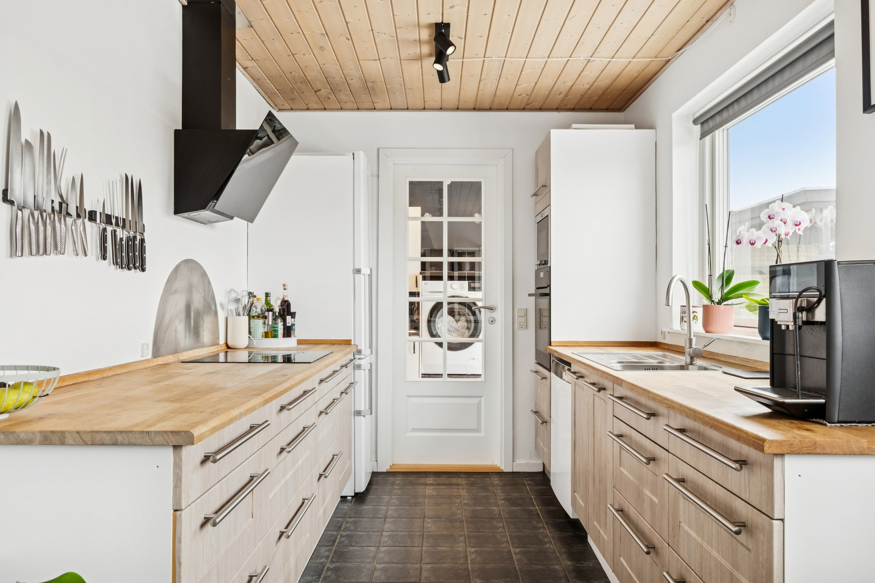 Fremhævet køkken billede i fuldskærmstilstand. Billede af Snebærvej 2, 4540 Fårevejle