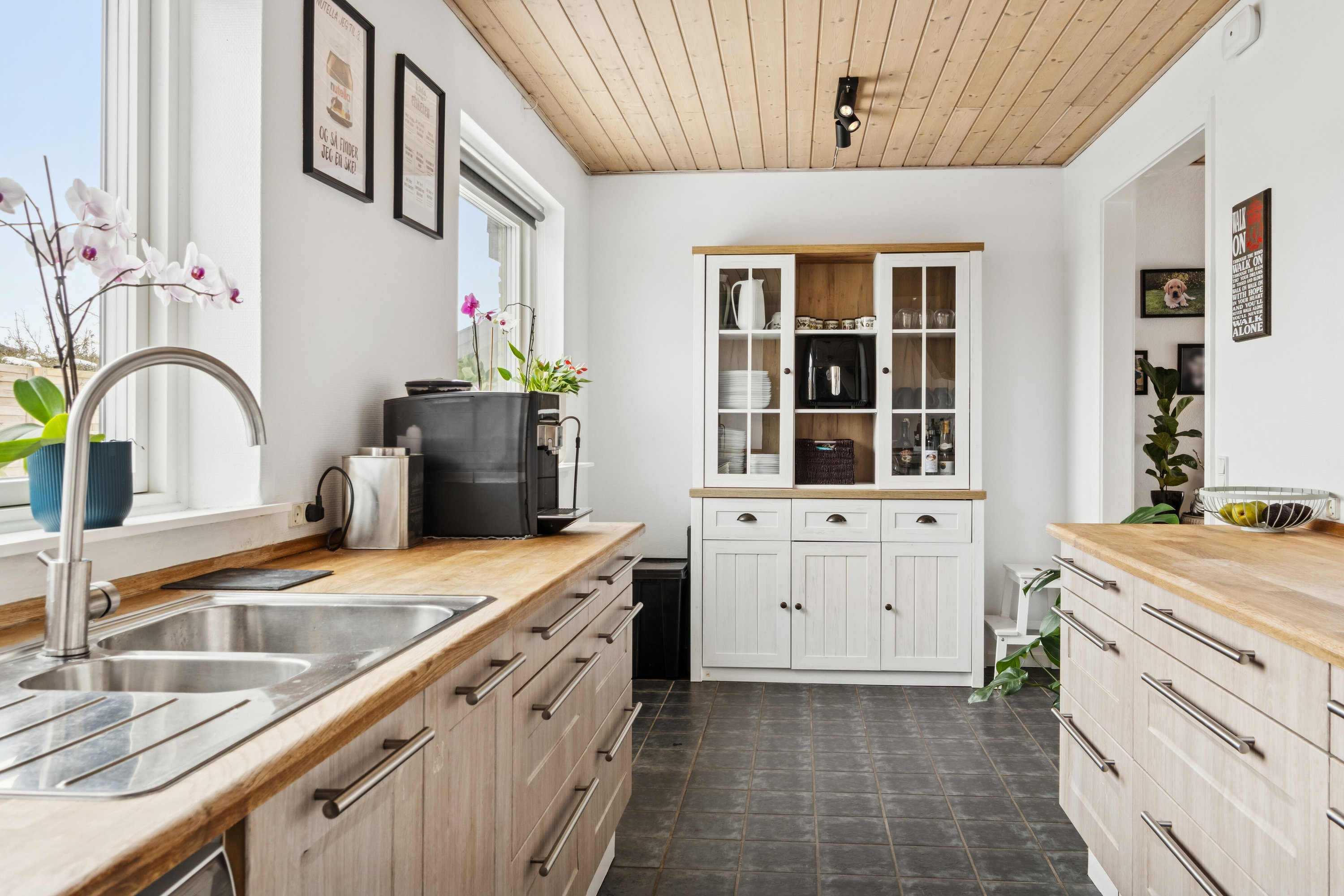 Fremhævet køkken billede i fuldskærmstilstand. Billede af Snebærvej 2, 4540 Fårevejle