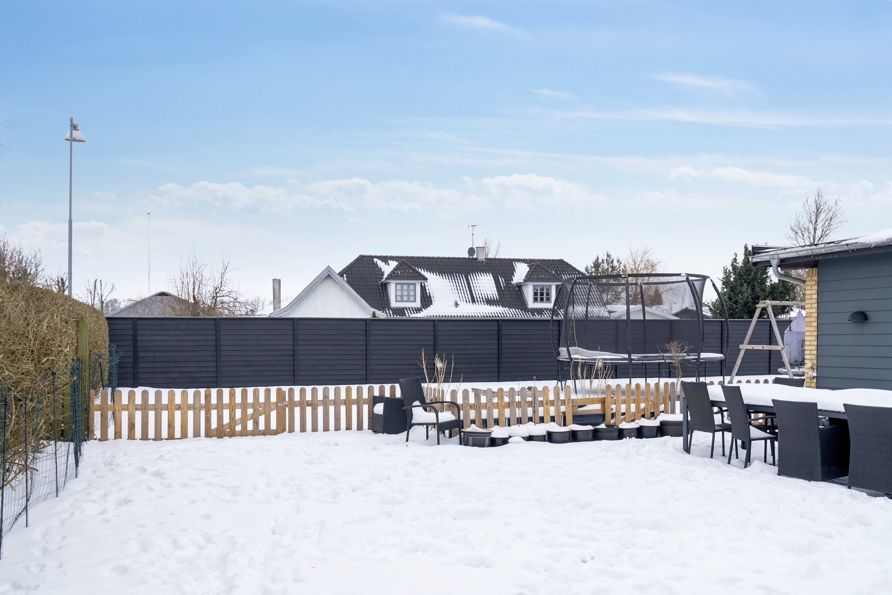 Fremhævet udendørs billede i fuldskærmstilstand. Billede af Snebærvej 2, 4540 Fårevejle