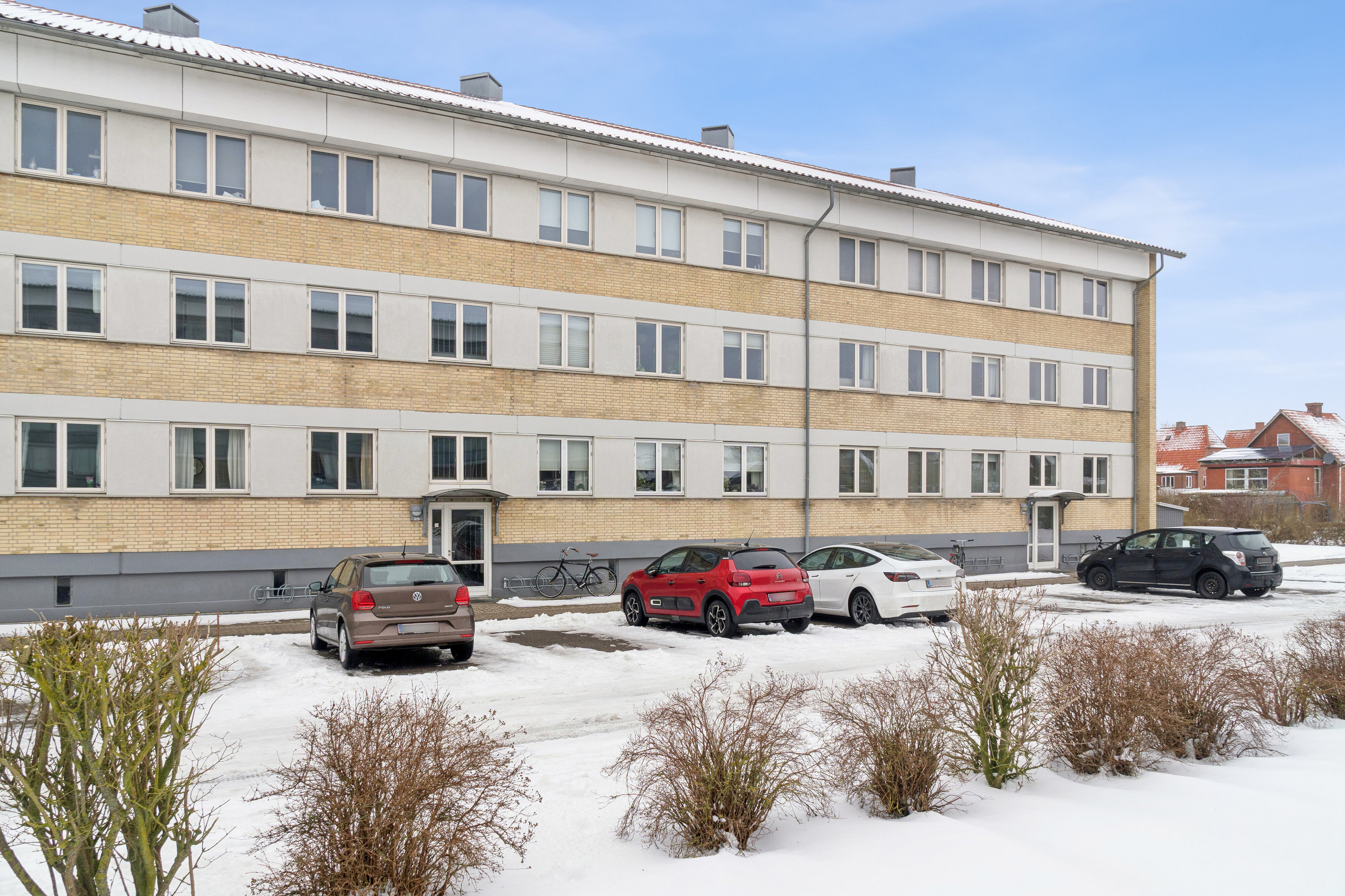 Fremhævet facade billede i fuldskærmstilstand. Billede af Neergårdsparken 23, 1. 3., 4000 Roskilde