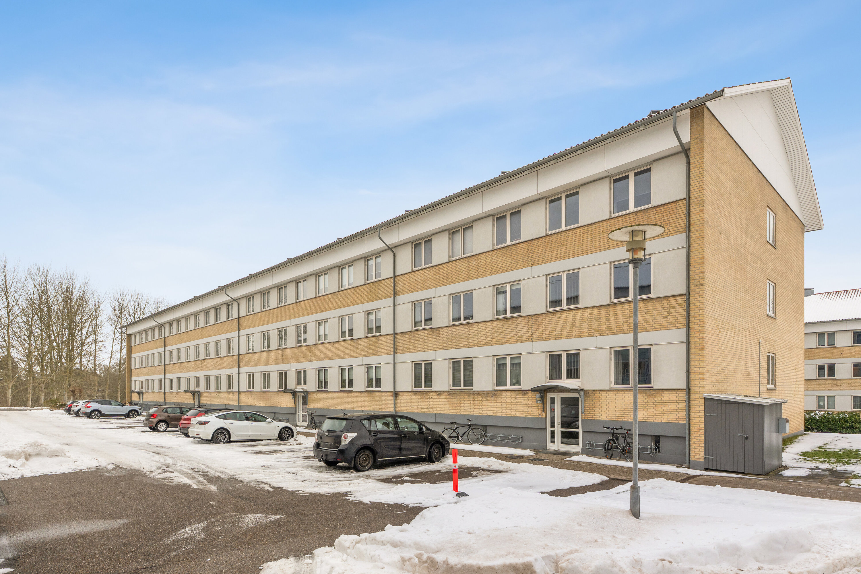 Fremhævet facade billede i fuldskærmstilstand. Billede af Neergårdsparken 23, 1. 3., 4000 Roskilde