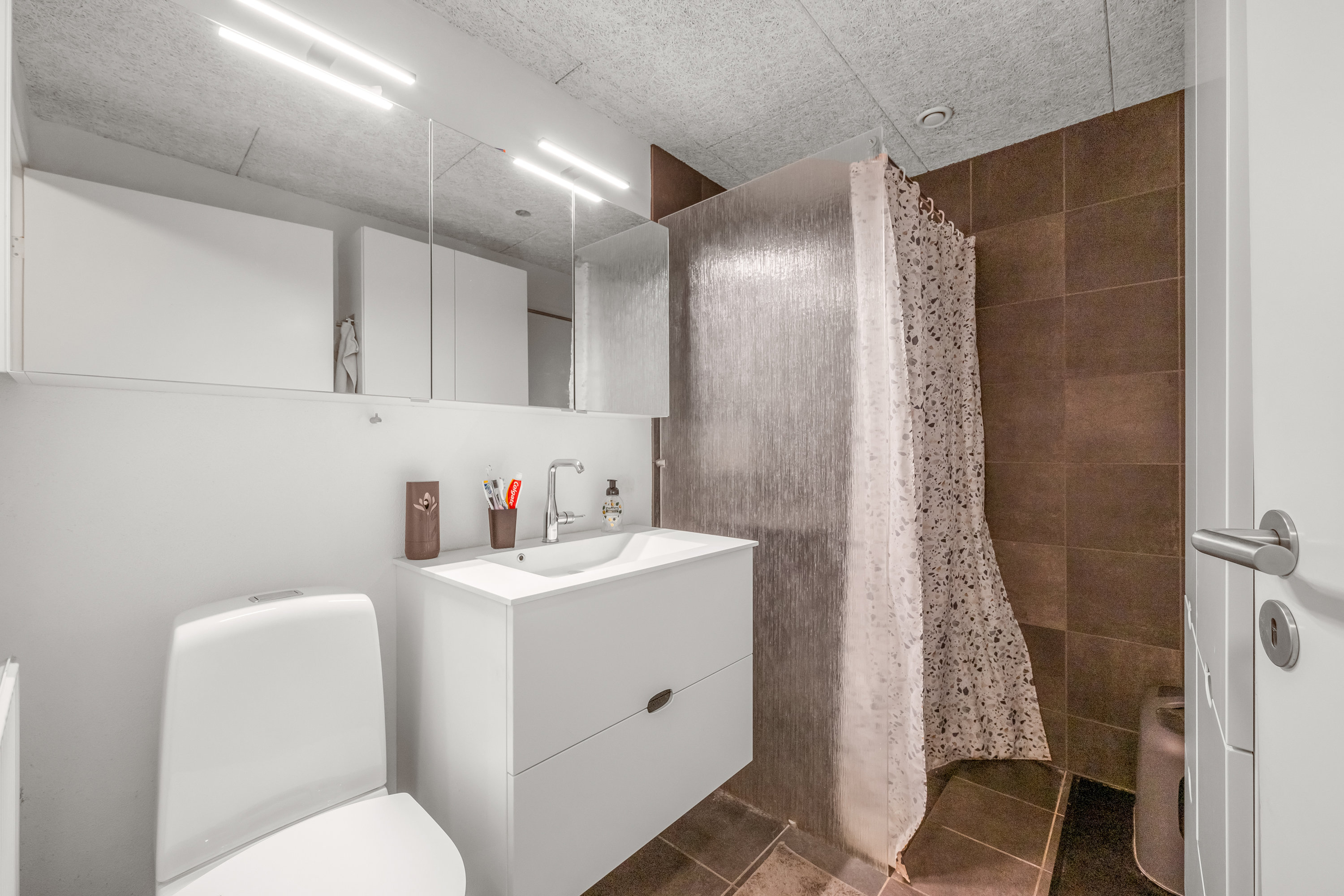 Fremhævet badeværelse billede i fuldskærmstilstand. Billede af Tømmergården 22, 6900 Skjern