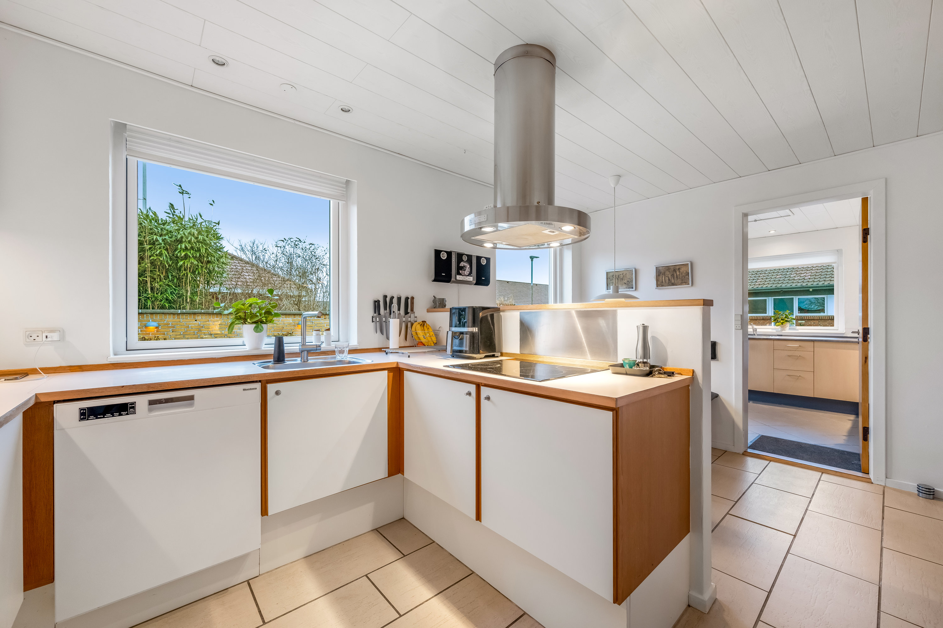 Fremhævet køkken billede i fuldskærmstilstand. Billede af Enebærvej 4, Rindum, 6950 Ringkøbing