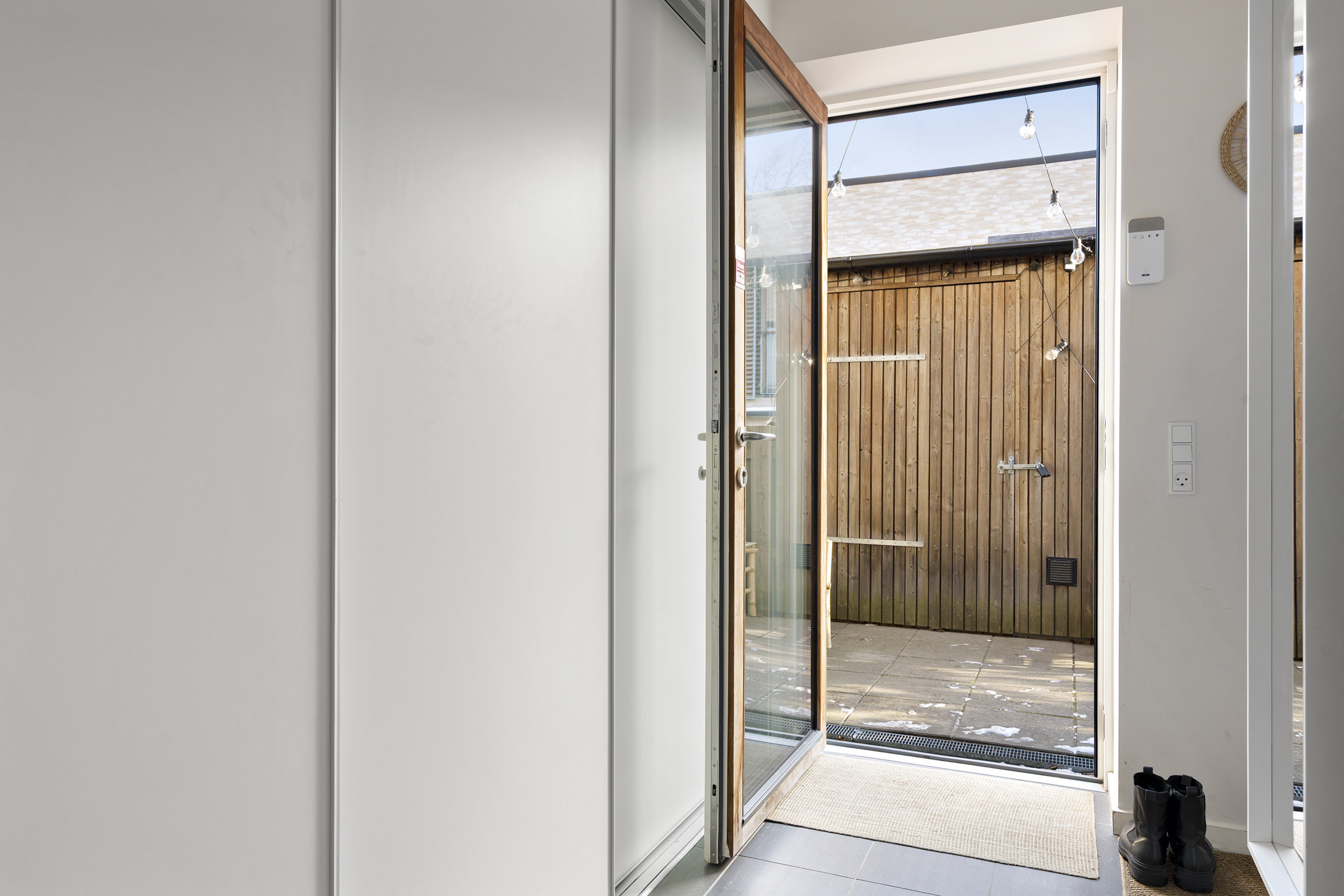 Fremhævet entré billede i fuldskærmstilstand. Billede af Ralphs Vænge 19, 2950 Vedbæk