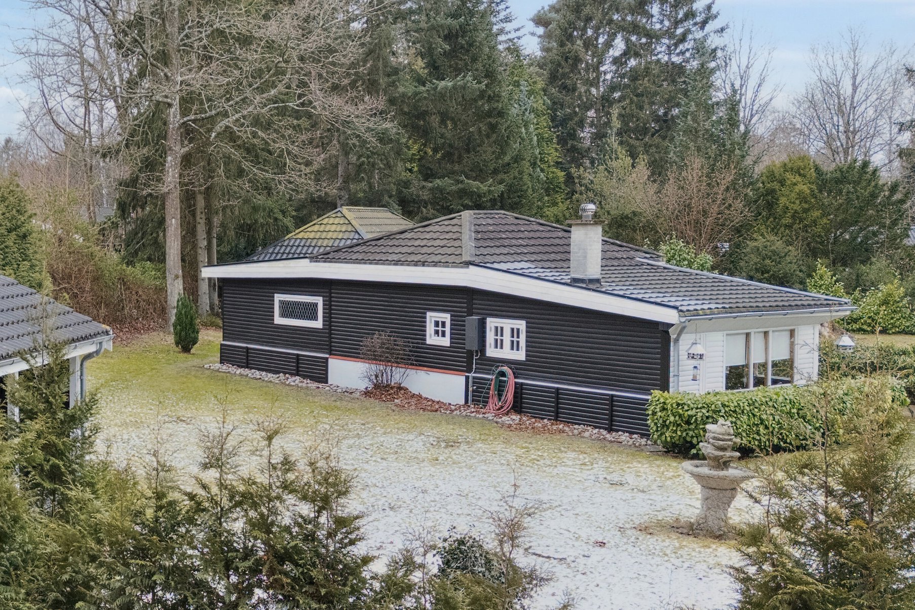 Fremhævet set fra vejen billede i fuldskærmstilstand. Billede af Skovbovej 23, Asserbo, 3300 Frederiksværk