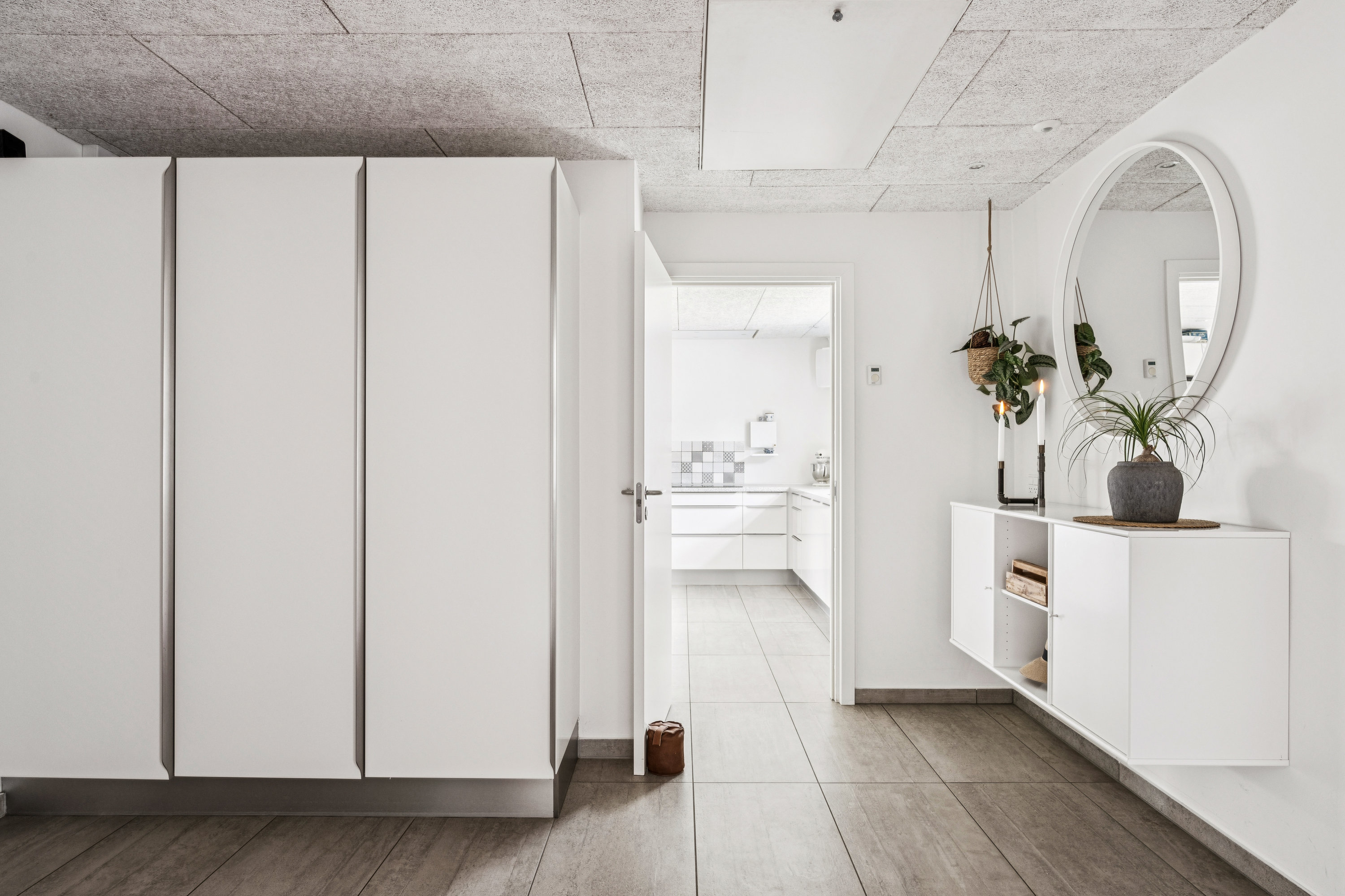 Fremhævet gang billede i fuldskærmstilstand. Billede af Linde Alle 42, 8963 Auning