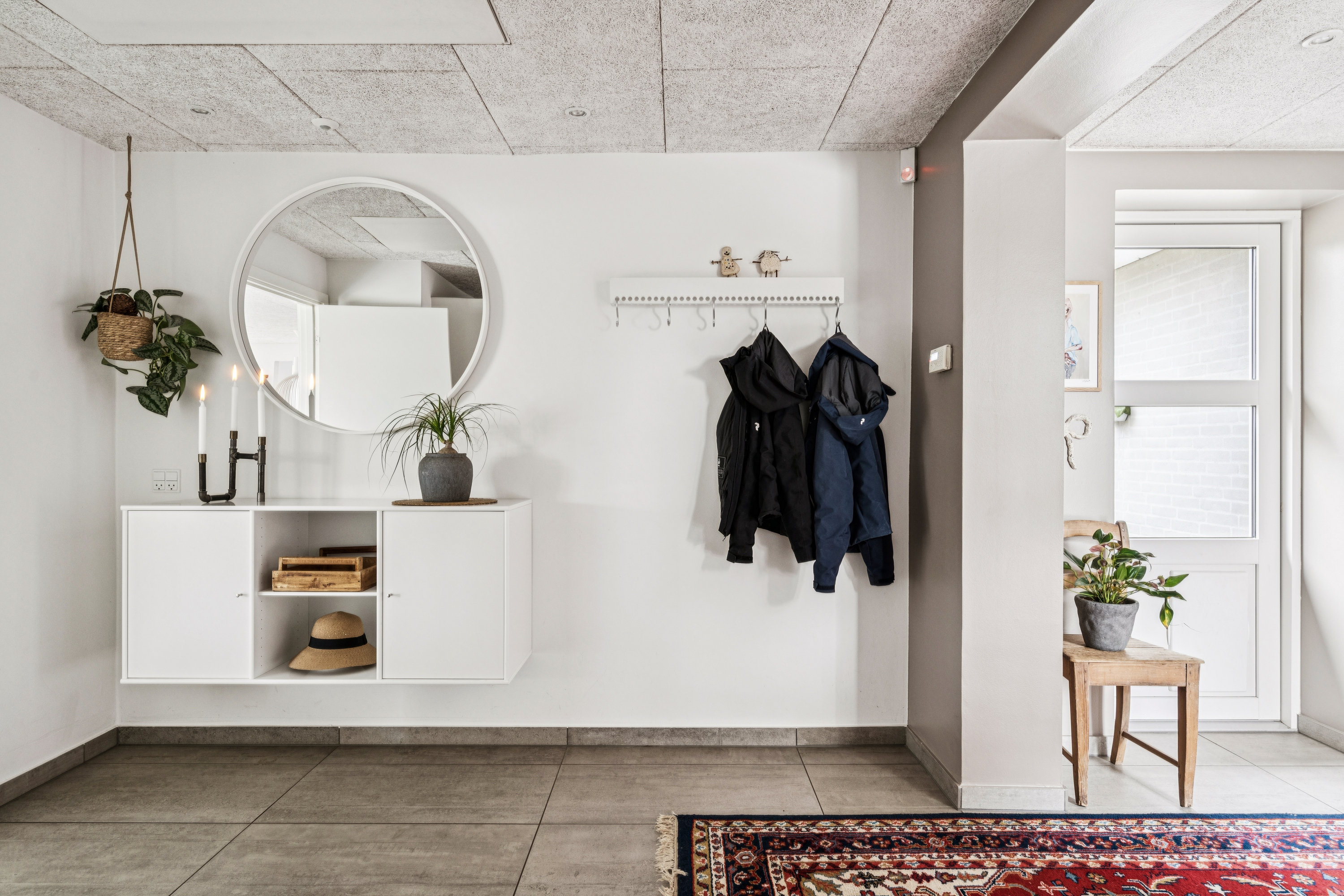 Fremhævet gang billede i fuldskærmstilstand. Billede af Linde Alle 42, 8963 Auning