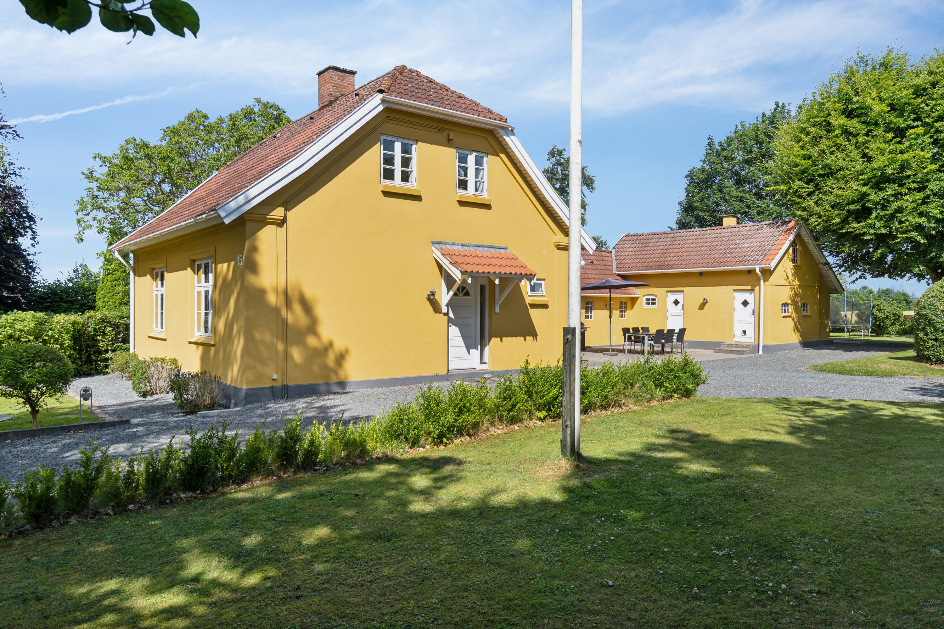 Fremhævet set fra haven billede i fuldskærmstilstand. Billede af Næsbyskovvej 15, Næsbyskov, 4200 Slagelse