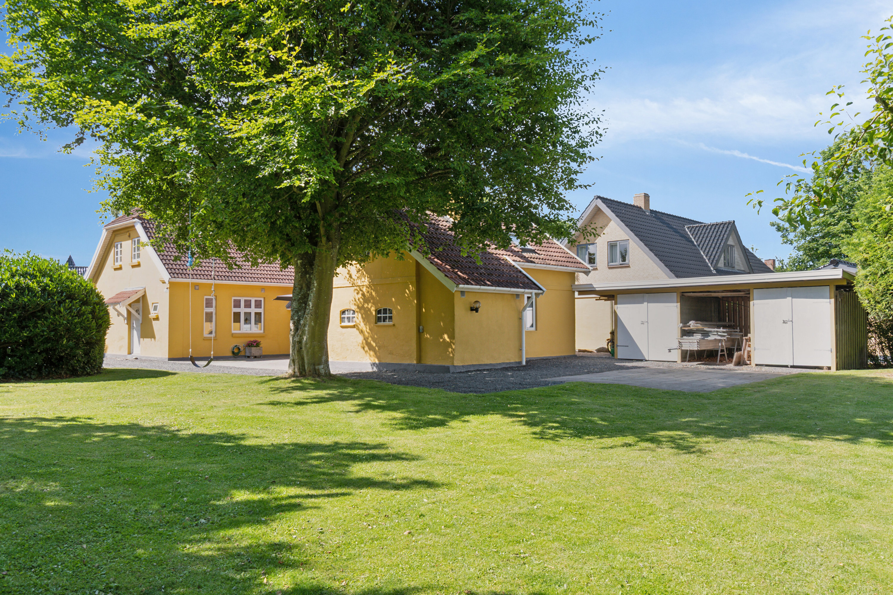 Fremhævet set fra haven billede i fuldskærmstilstand. Billede af Næsbyskovvej 15, Næsbyskov, 4200 Slagelse