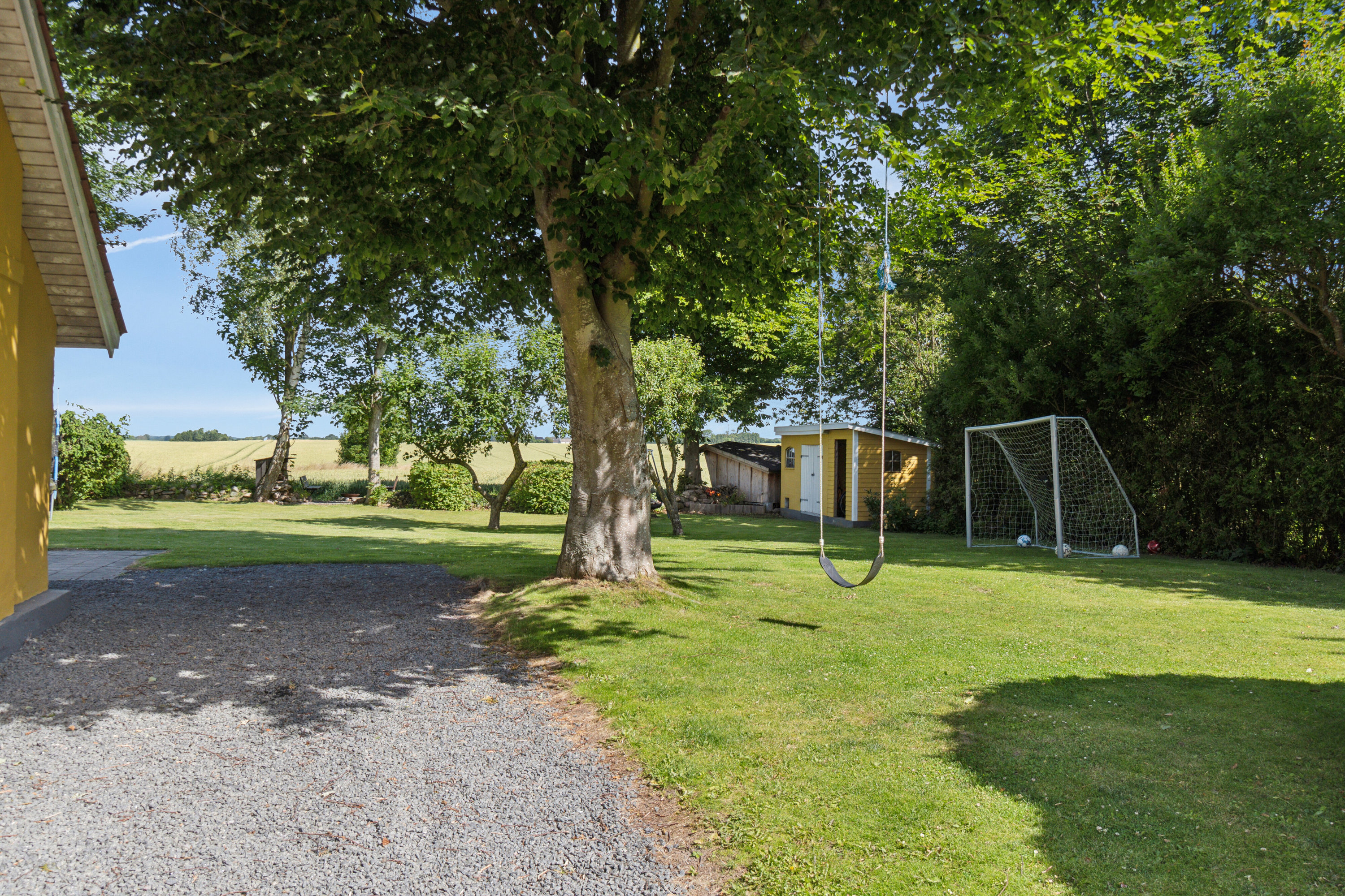 Fremhævet set fra vejen billede i fuldskærmstilstand. Billede af Næsbyskovvej 15, Næsbyskov, 4200 Slagelse