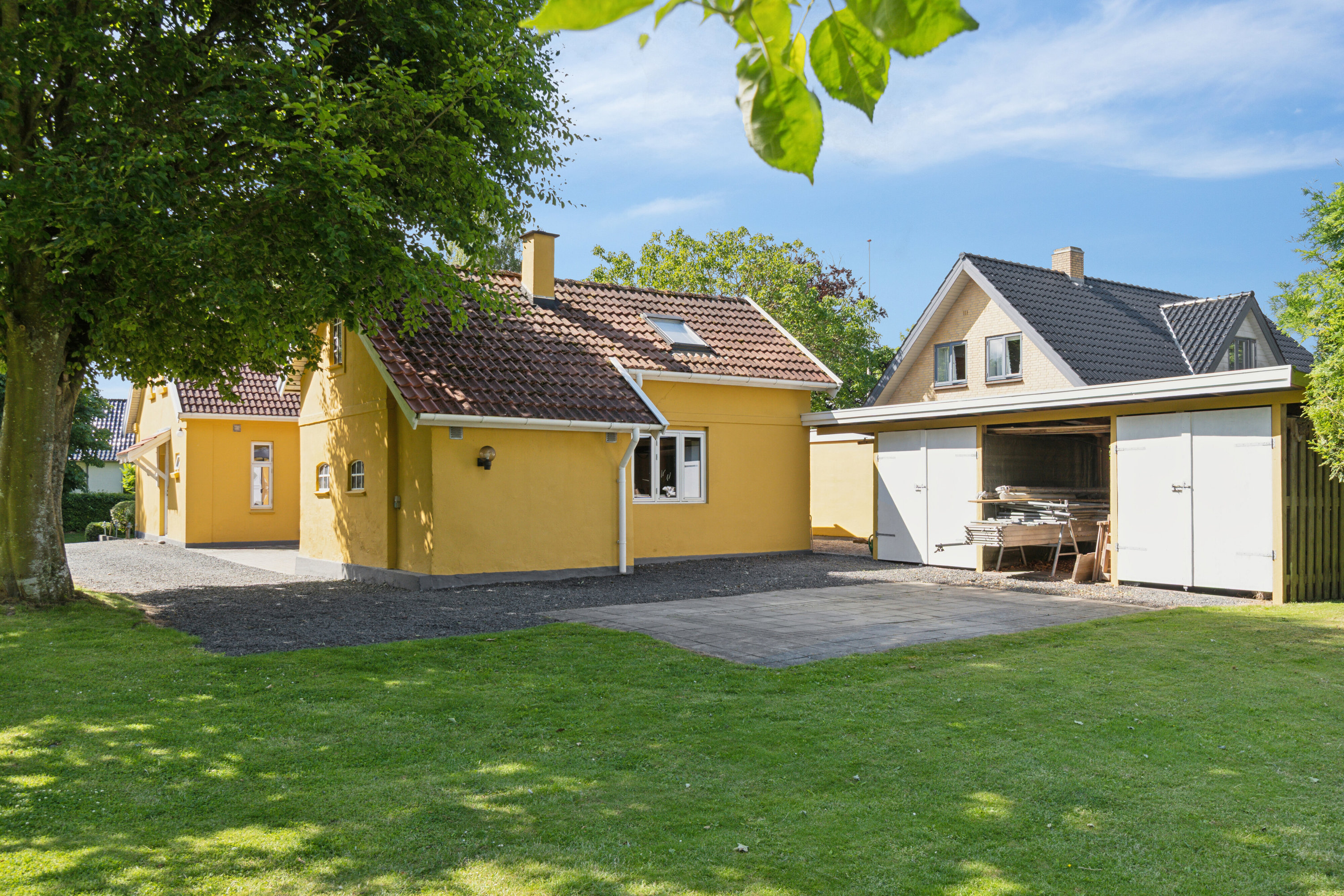 Fremhævet set fra haven billede i fuldskærmstilstand. Billede af Næsbyskovvej 15, Næsbyskov, 4200 Slagelse