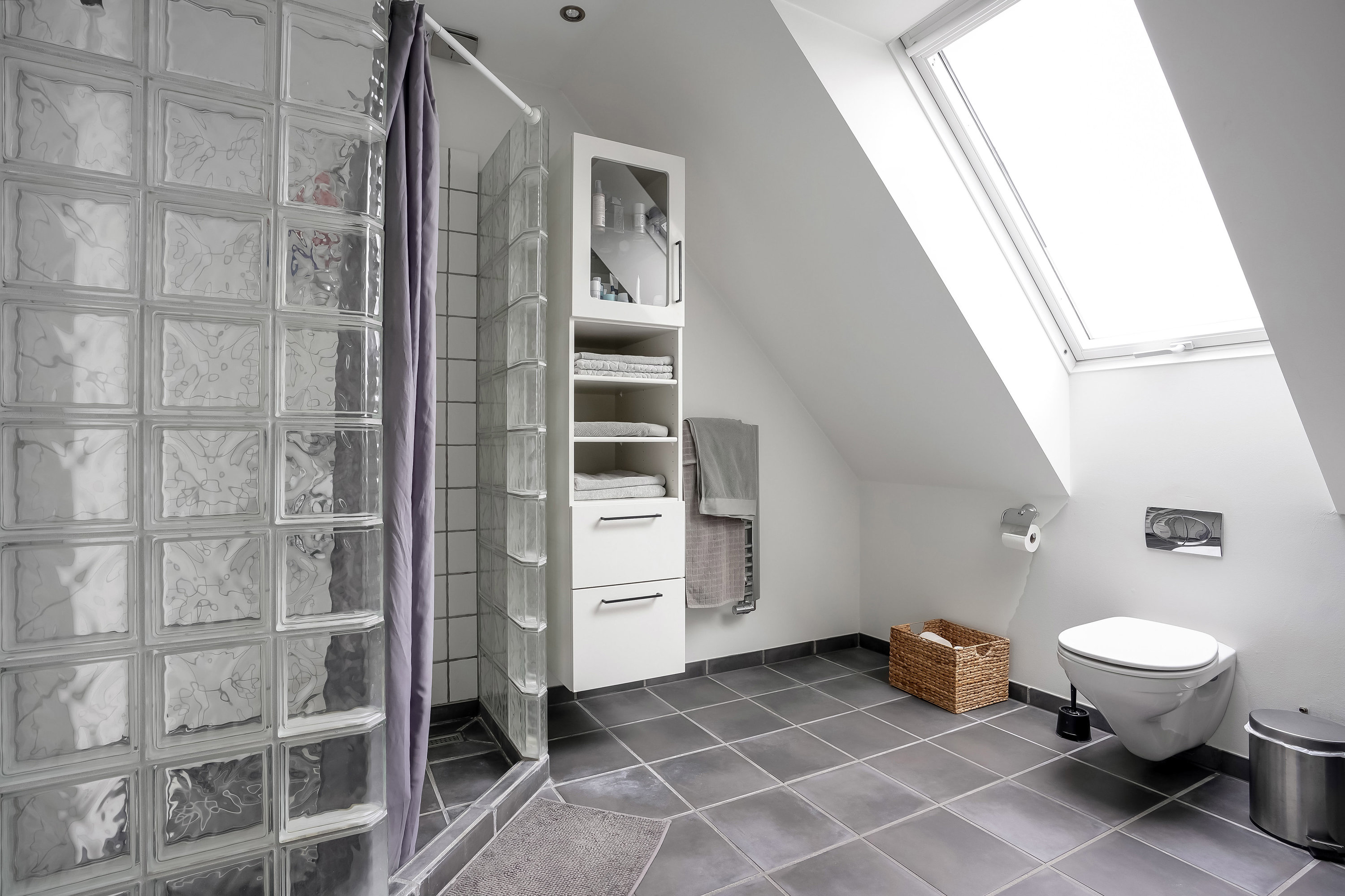 Fremhævet badeværelse billede i fuldskærmstilstand. Billede af Ærøvænget 24, 5500 Middelfart